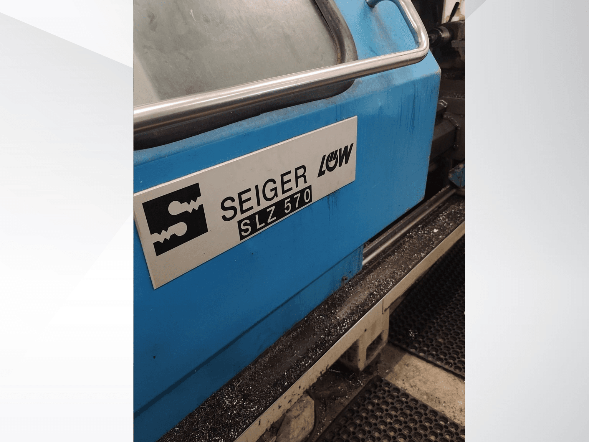 Lähikuva SEIGER SLZ570 -sorvin sivulta, jossa on sininen ulkopinta ja logo, sekä kuvassa näkyvät laitteen käyttö- ja ohjausominaisuudet.