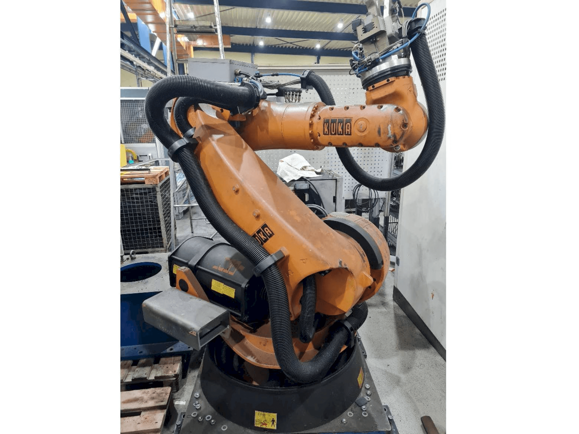 Koneen KUKA KR C2 KR100 comp etunäkymä