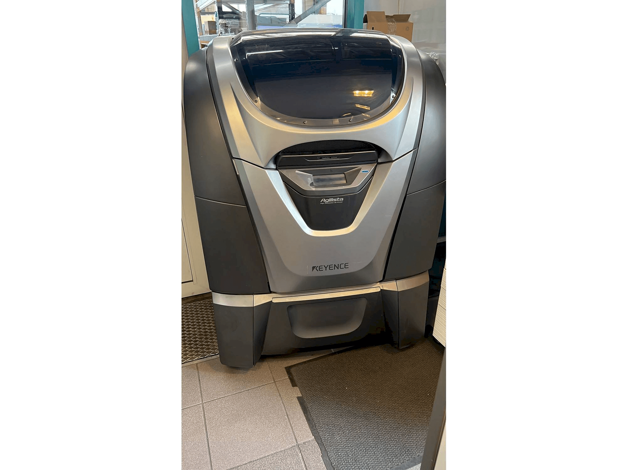 Koneen KEYENCE Agilista 3200 etunäkymä