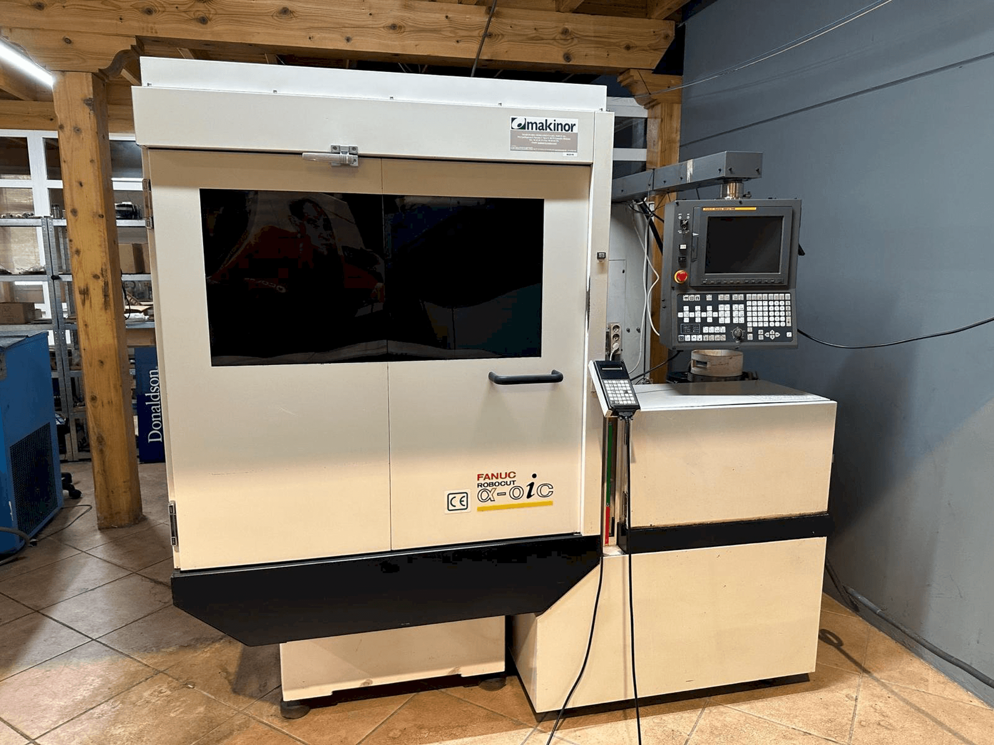 Koneen FANUC Robocut Alpha-0iC etunäkymä