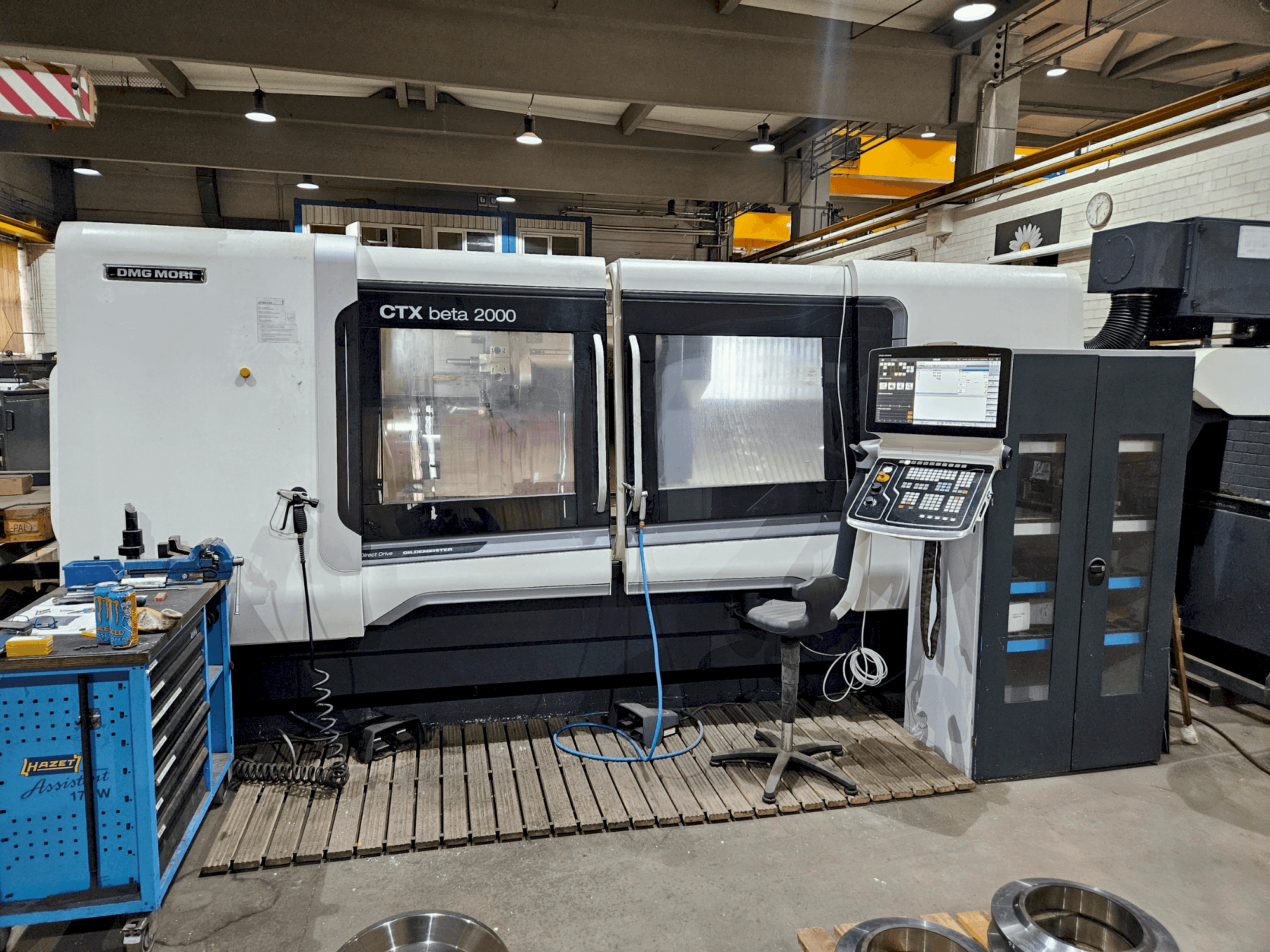 Koneen DMG MORI CTX beta 2000 etunäkymä