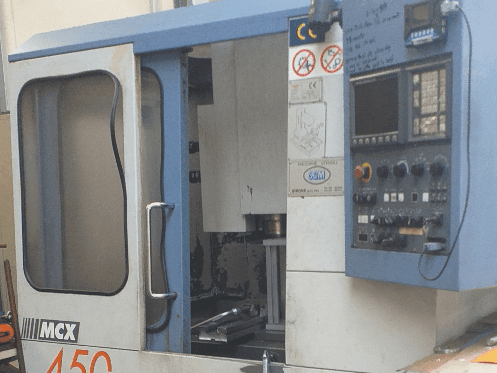 Koneen FAMUP MCX 450 etunäkymä