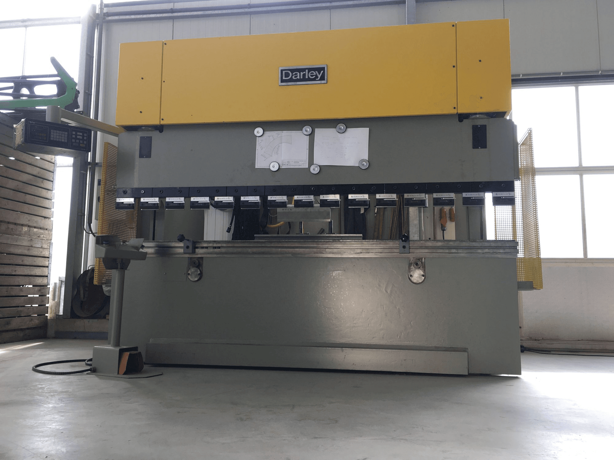 Koneen Darley etunäkymä EHP 150 31/25