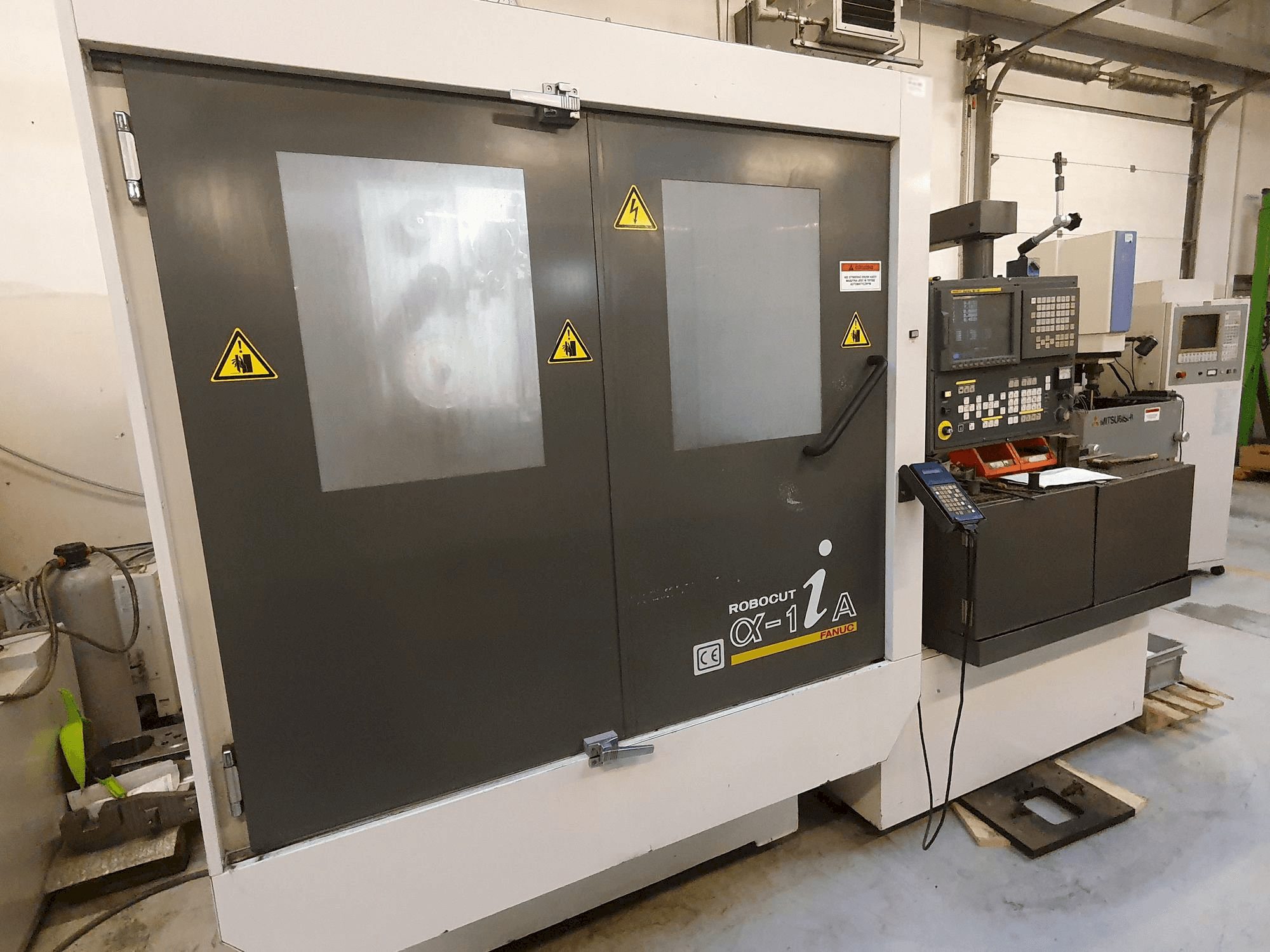 Koneen FANUC Robocut Alpha-1iA etunäkymä