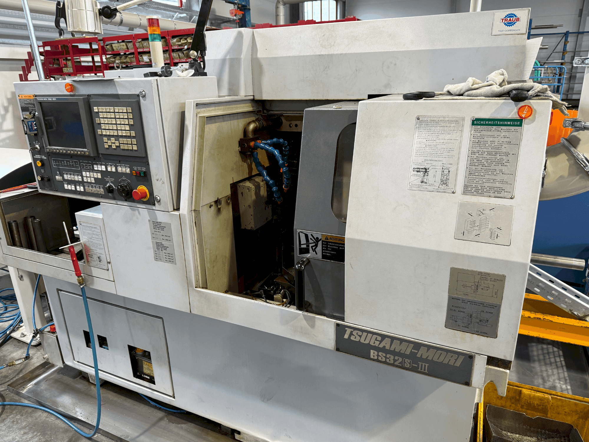 Koneen TSUGAMI Mori B32(S)-III etunäkymä