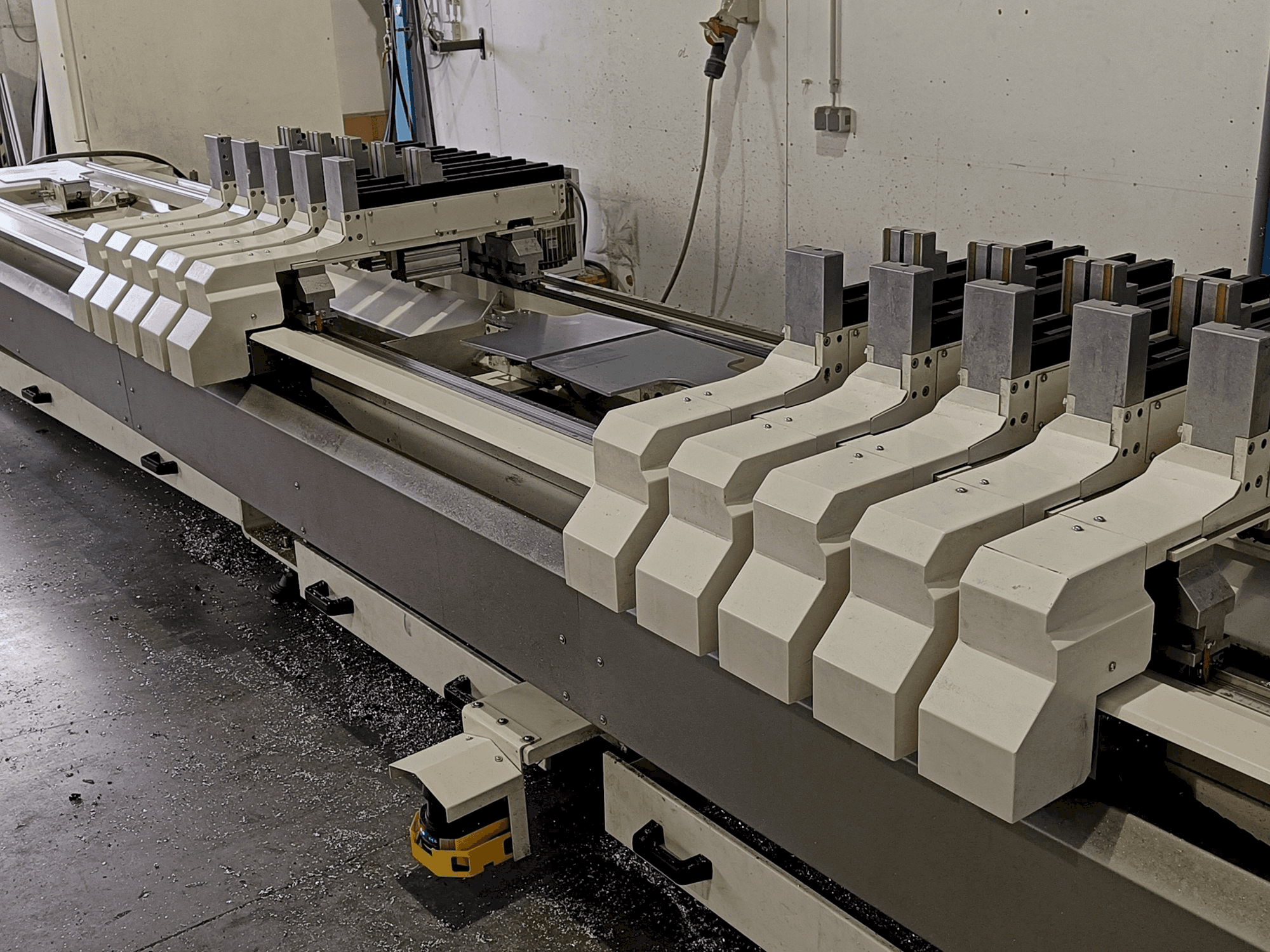 Koneen MECAL MC 304 Ariel 5 MDT etunäkymä