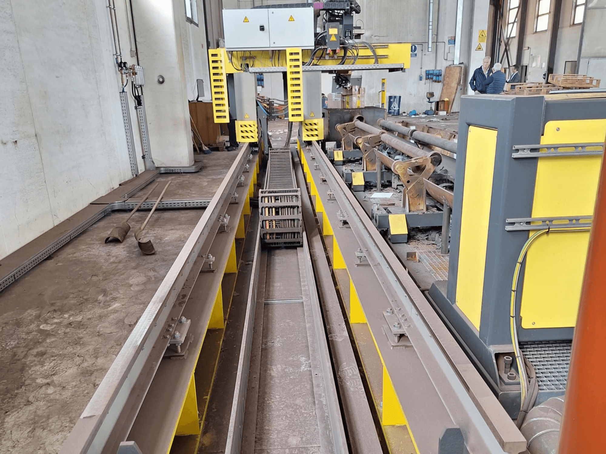 ESAB SUPRAREX 3100 SXE HD 1000 -putkileikkauskone edestä katsottuna, jossa näkyvät raidat, leikkuupää ja keltaiset turvavarusteet.