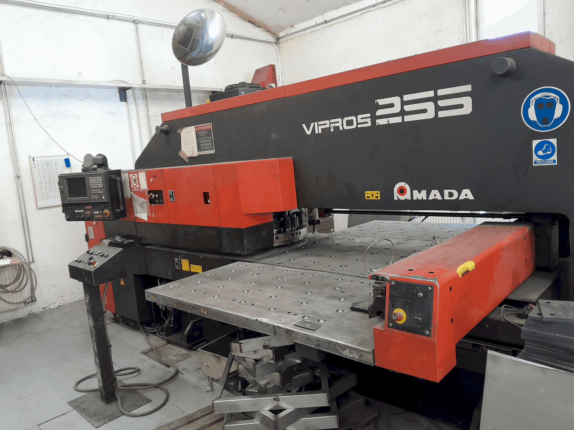 Koneen AMADA Vipros 255 etunäkymä