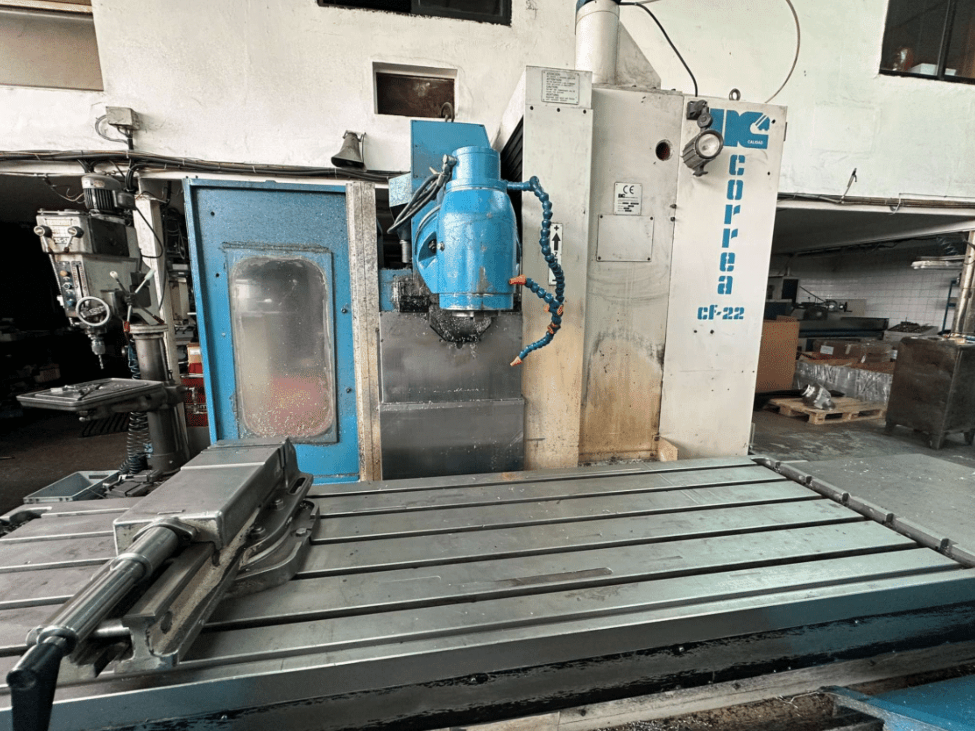 Correa CF-22 -jyrsinkone etukuvassa, jossa on sininen ja hopeinen muotoilu, liukupöytä ja leikkuupää.
