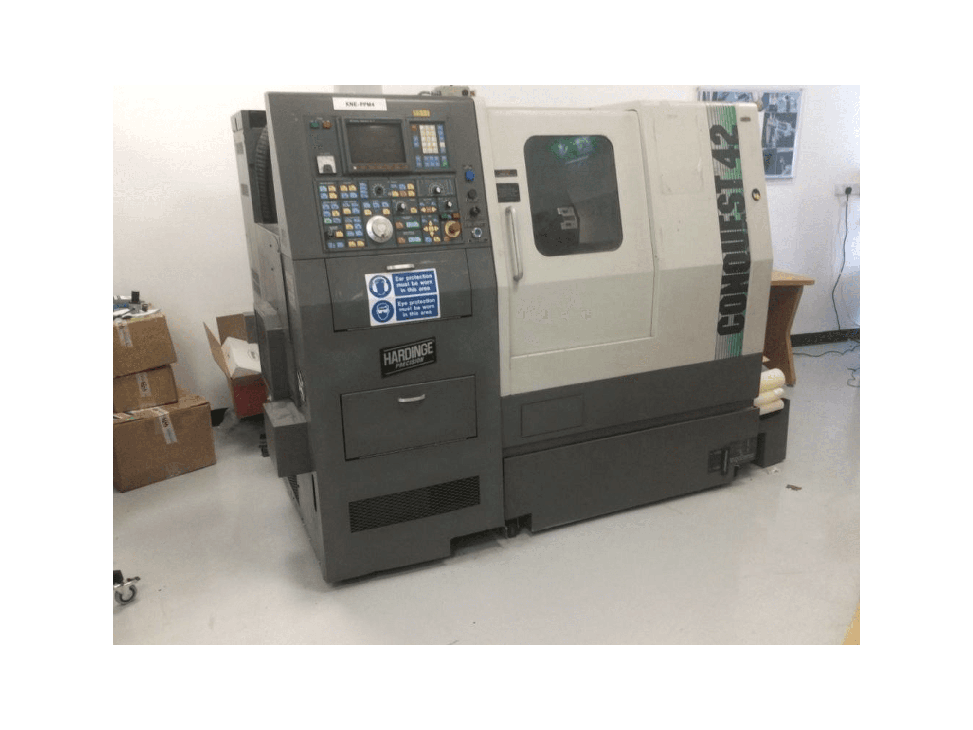 Koneen Hardinge Conquest 42 etunäkymä