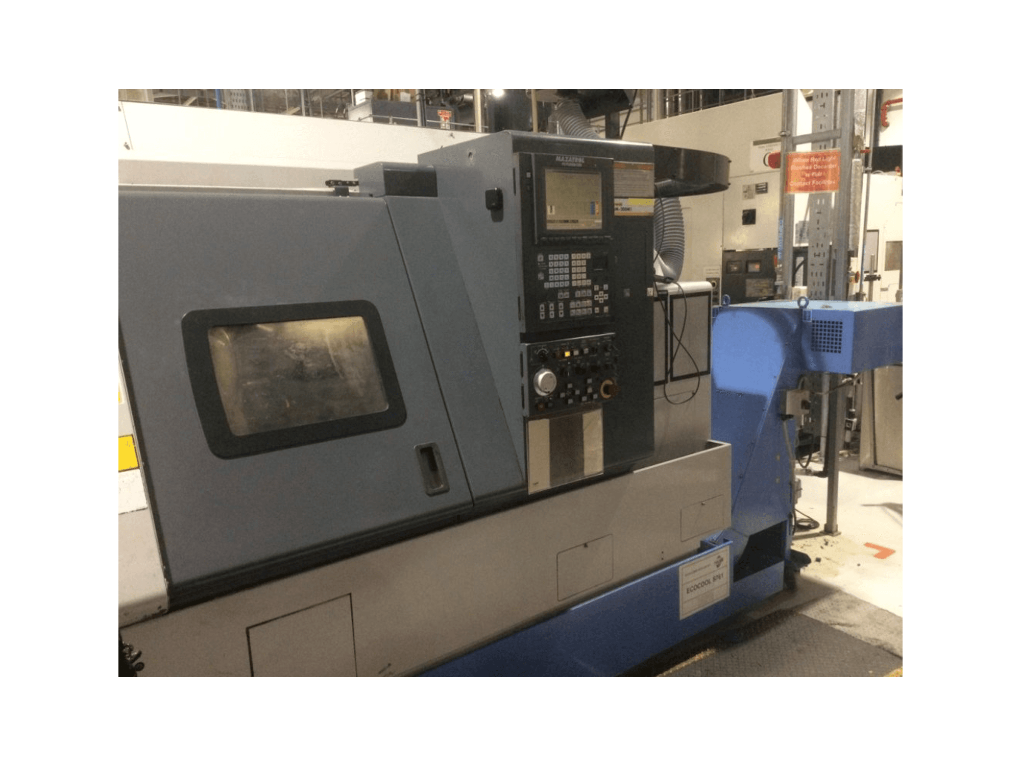 Koneen Mazak Super Quick Turn 200M vasemman sivun näkymä