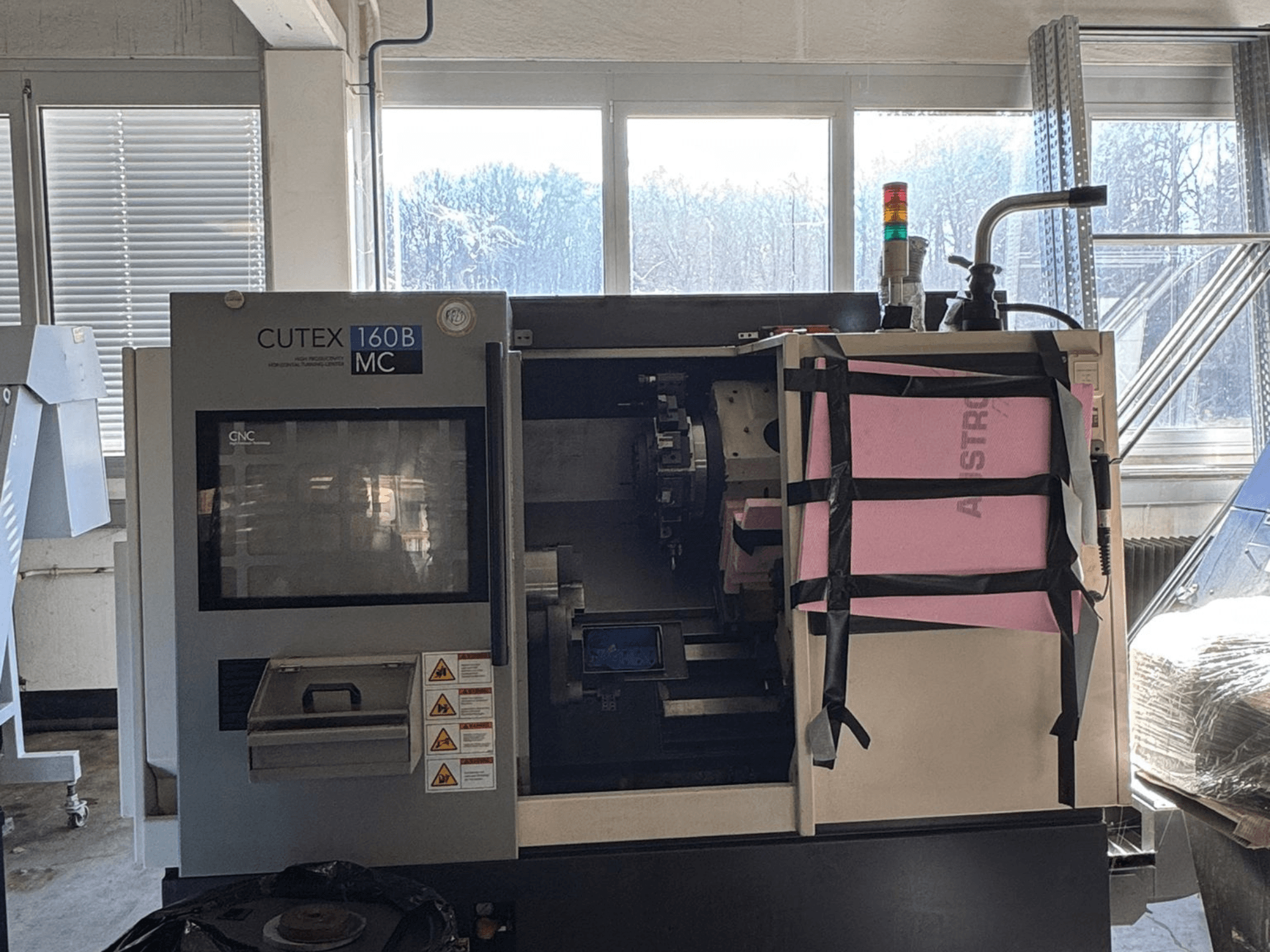 HWACHEON CUTEX 160 B VDI -vaakasuoran sorvin etunäkymä, jossa näkyy ohjauspaneeli ja jäähdytysnestesäiliö sekä turvavalo.