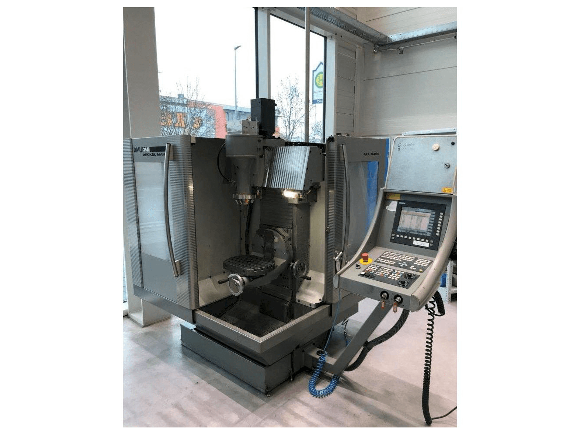 Koneen DECKEL MAHO DMU 35 M etunäkymä