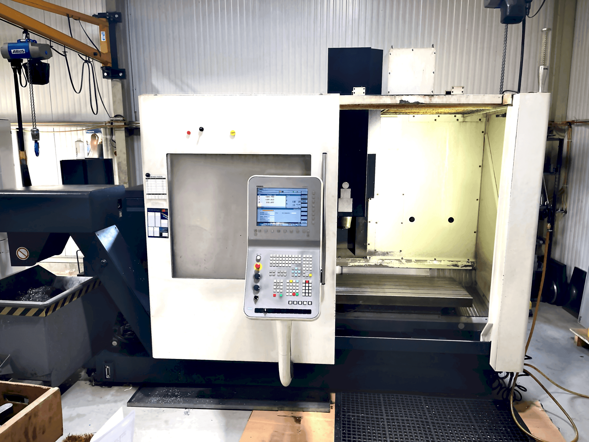 Koneen DMG MORI DMC 1035 v eco etunäkymä