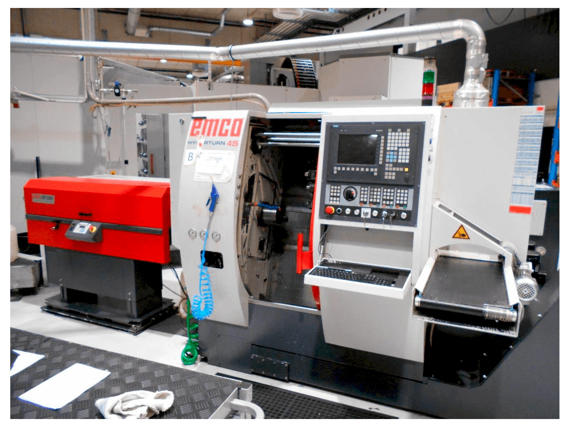 Koneen EMCO Hyperturn 45 etunäkymä