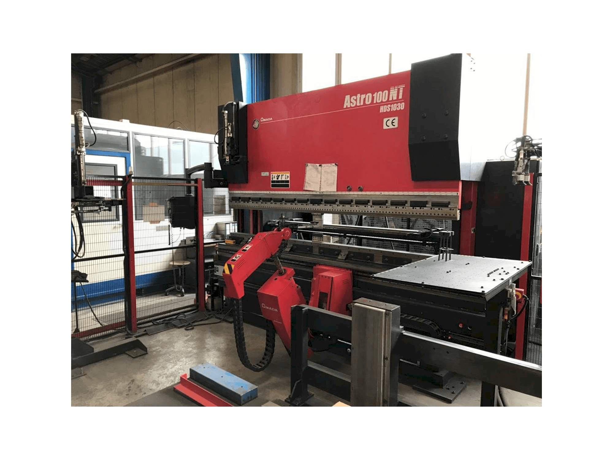 Koneen AMADA Astra 100-NT HDS-1030NTR etunäkymä