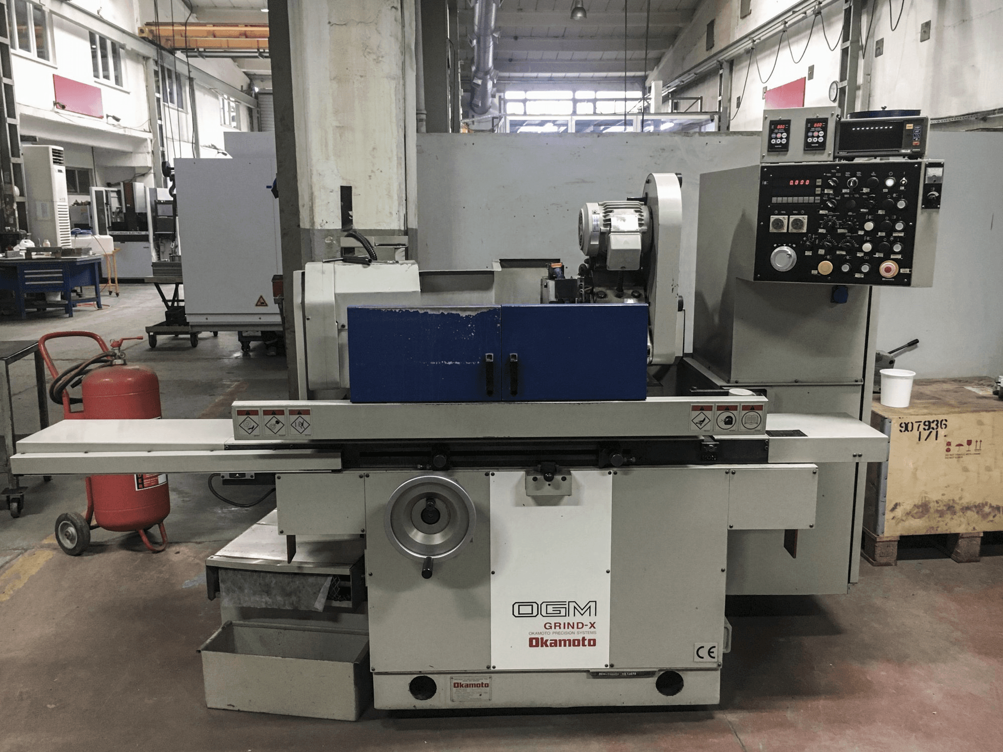 Koneen OKAMOTO etunäkymä OGM-250UDX