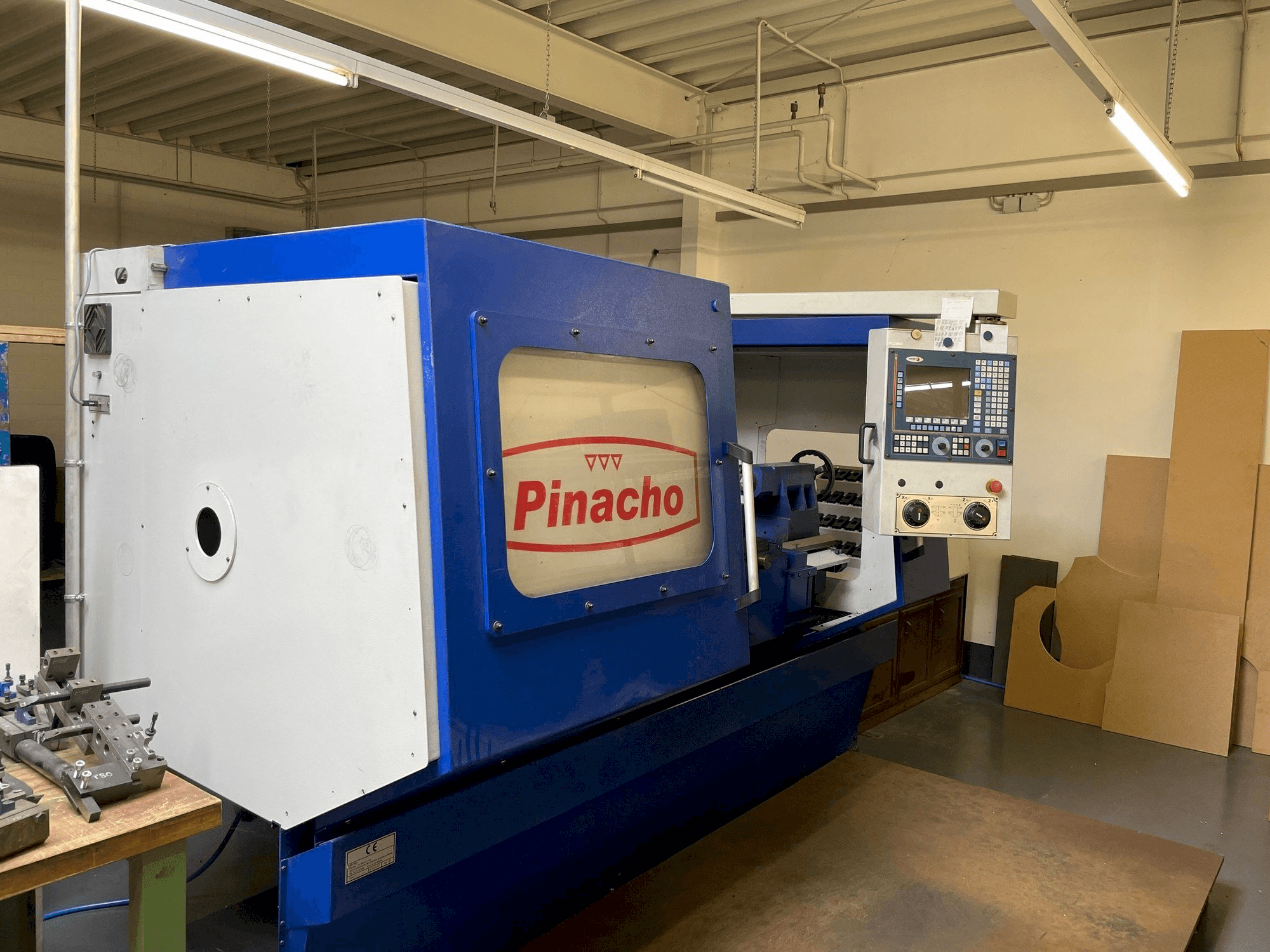 Koneen Pinacho CNC 260 etunäkymä