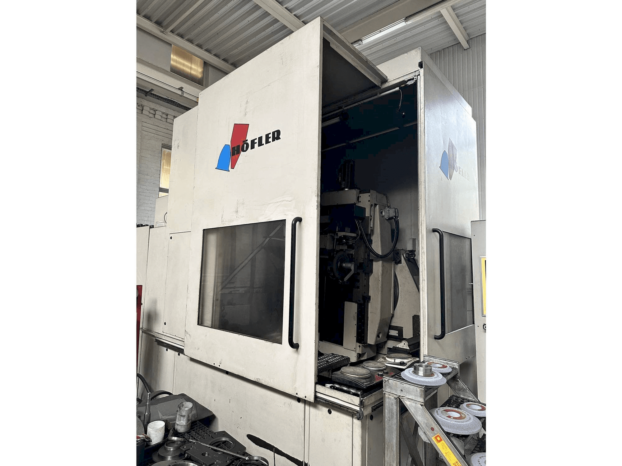 Koneen HOFLER NOVA CNC 1000 etunäkymä