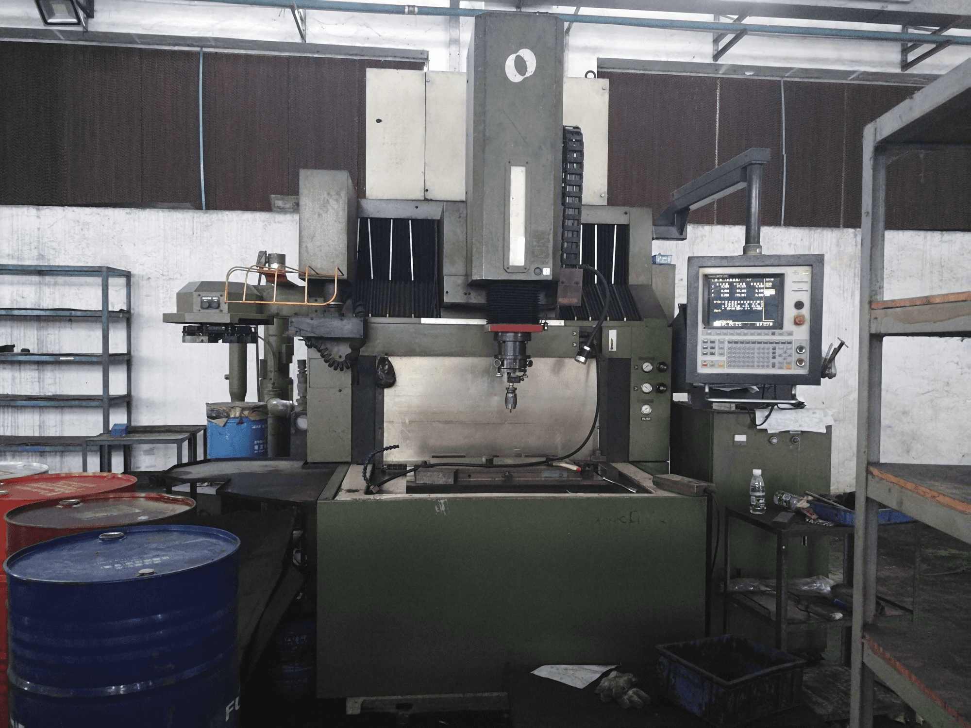 Koneen Makino EDNC65 Etunäkymä