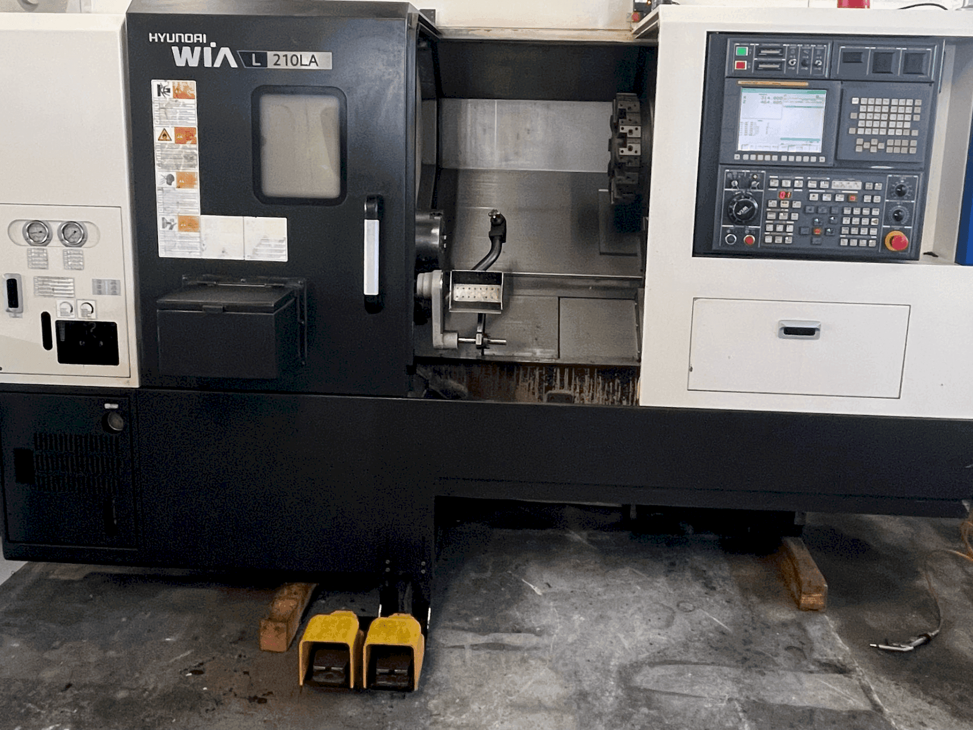 Koneen HYUNDAI KIA L 210LA etunäkymä