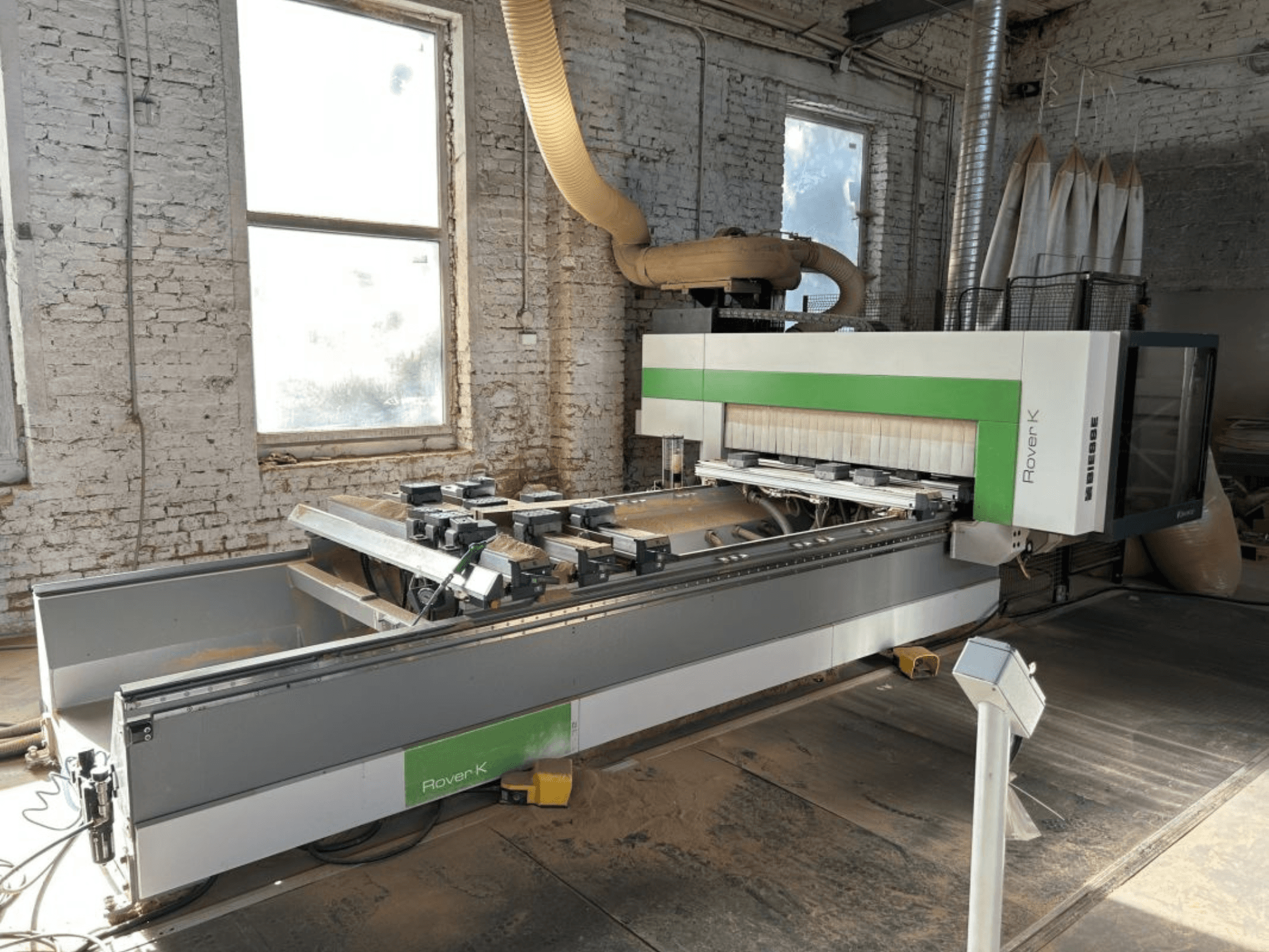 BIESSE Rover K 1532 G -CNC-työstökeskus työpajassa, edestä katsottuna, leikkuutyökalut ja työpinta näkyvissä.