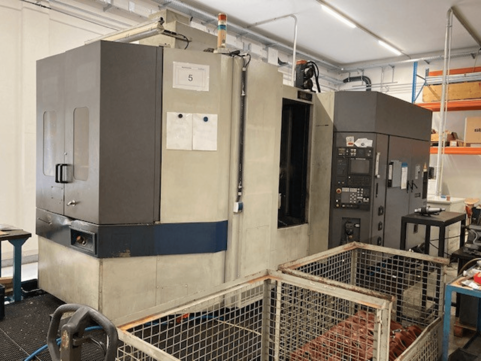 MORI SEIKI SH633 -vaakakoneistuskeskus, etukuva, jossa esitellään ohjauspaneeli ja turvallisuusominaisuudet.