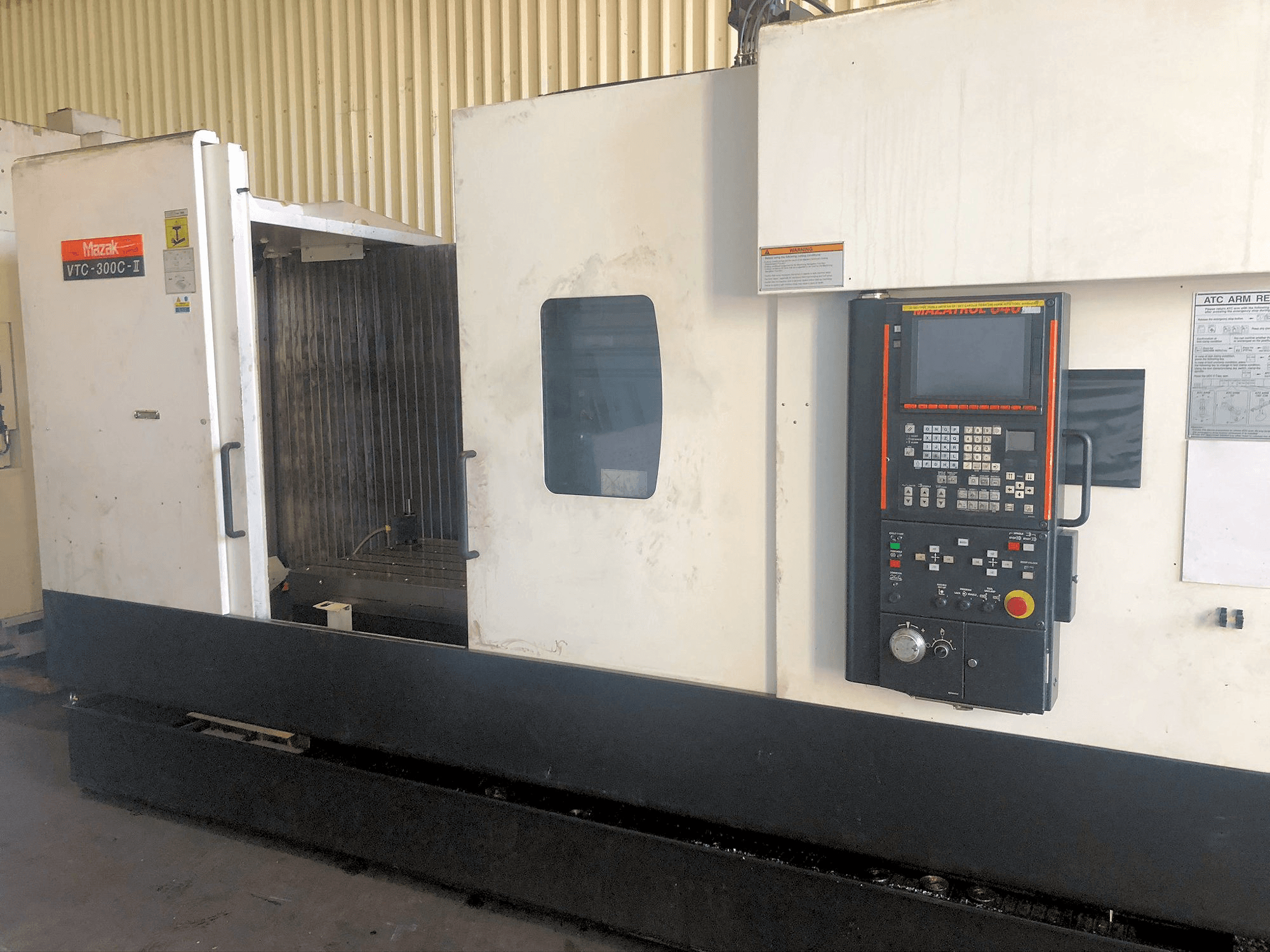 Koneen Mazak VTC-300C-II etunäkymä
