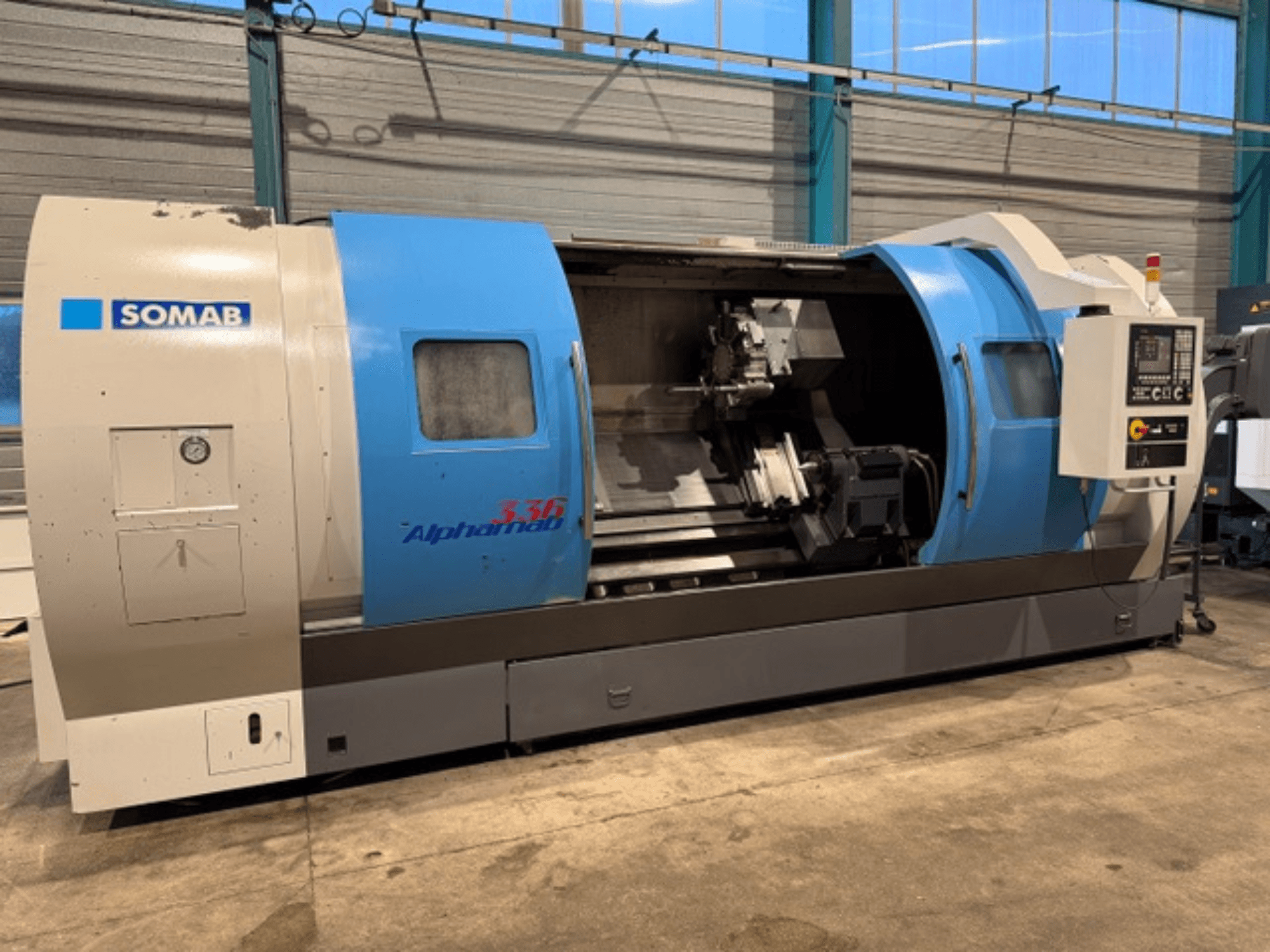 SOMAB Alpha 336 CNC-sorvi, etukuva, jossa on sininen ja harmaa kotelo ja sivussa ohjauspaneeli käyttöä varten.