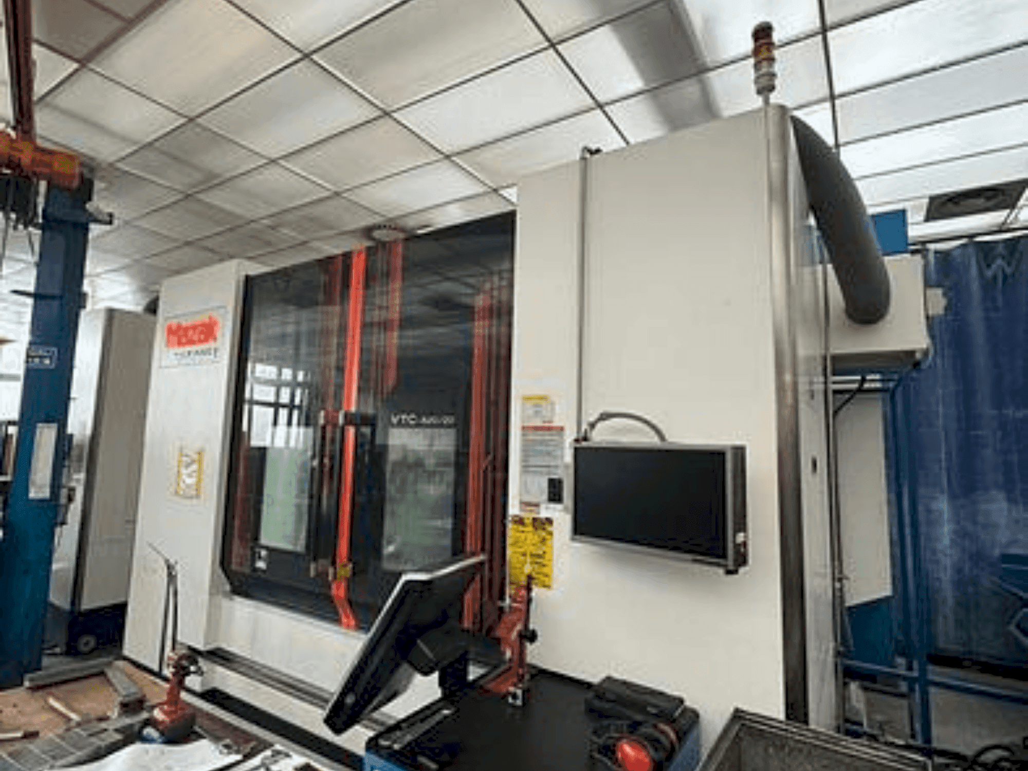 Koneen Mazak VTC 820/20 etunäkymä