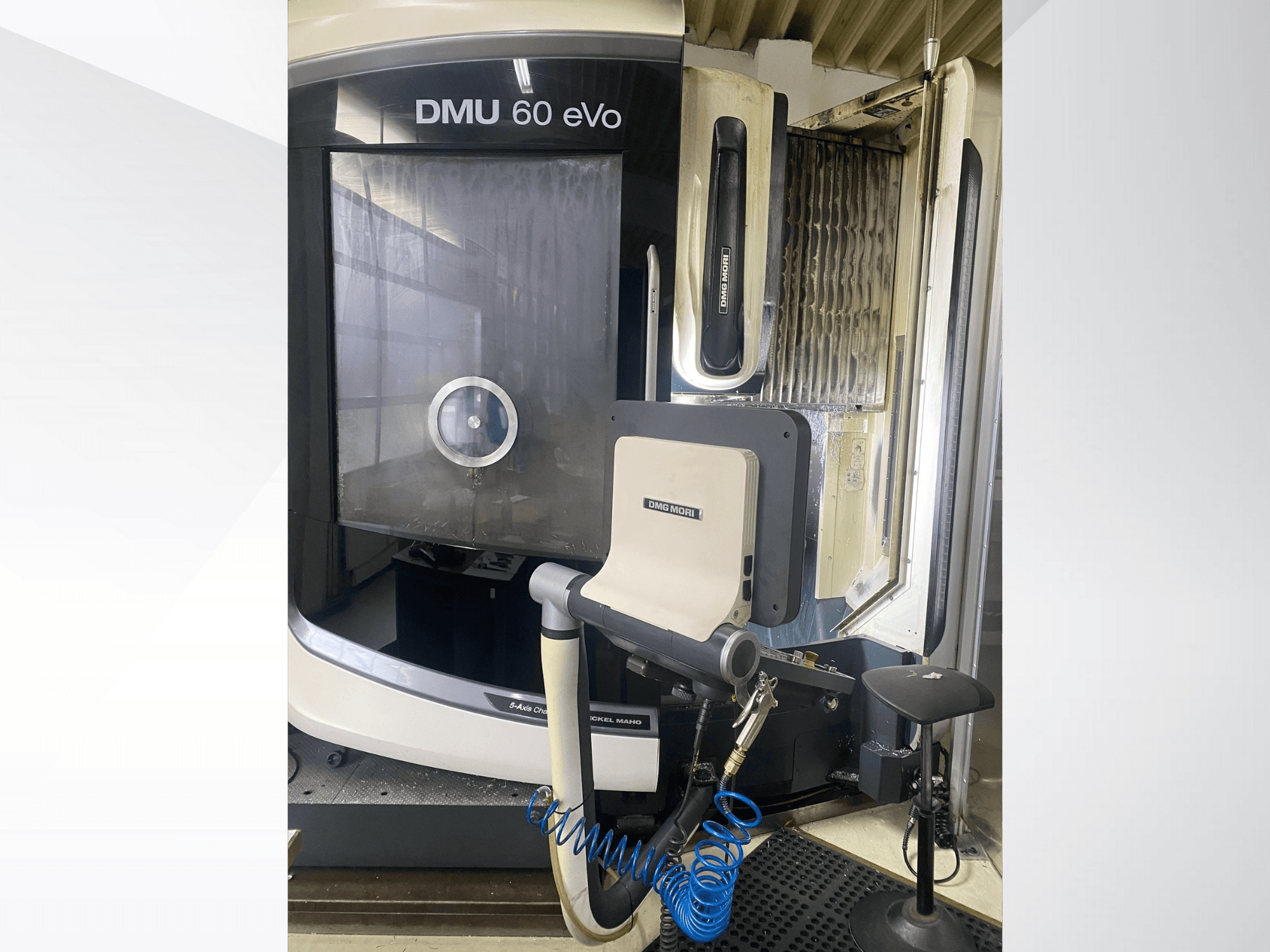 DMU 60 eVo CNC-jyrsinkone, etukuva, jossa näkyy ohjauspaneeli ja työkalut, ihanteellinen tarkkuustyöstöön.