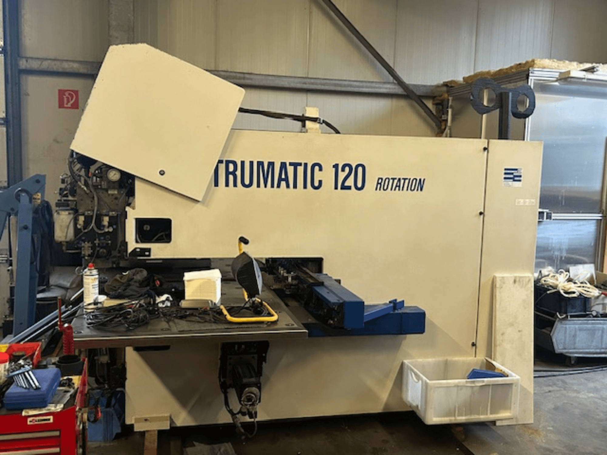 TRUMPF Trumatic 120R CNC-lyöntikone työpajassa, etukuva, jossa näkyy ohjauspaneeli ja työkalut pöydällä.
