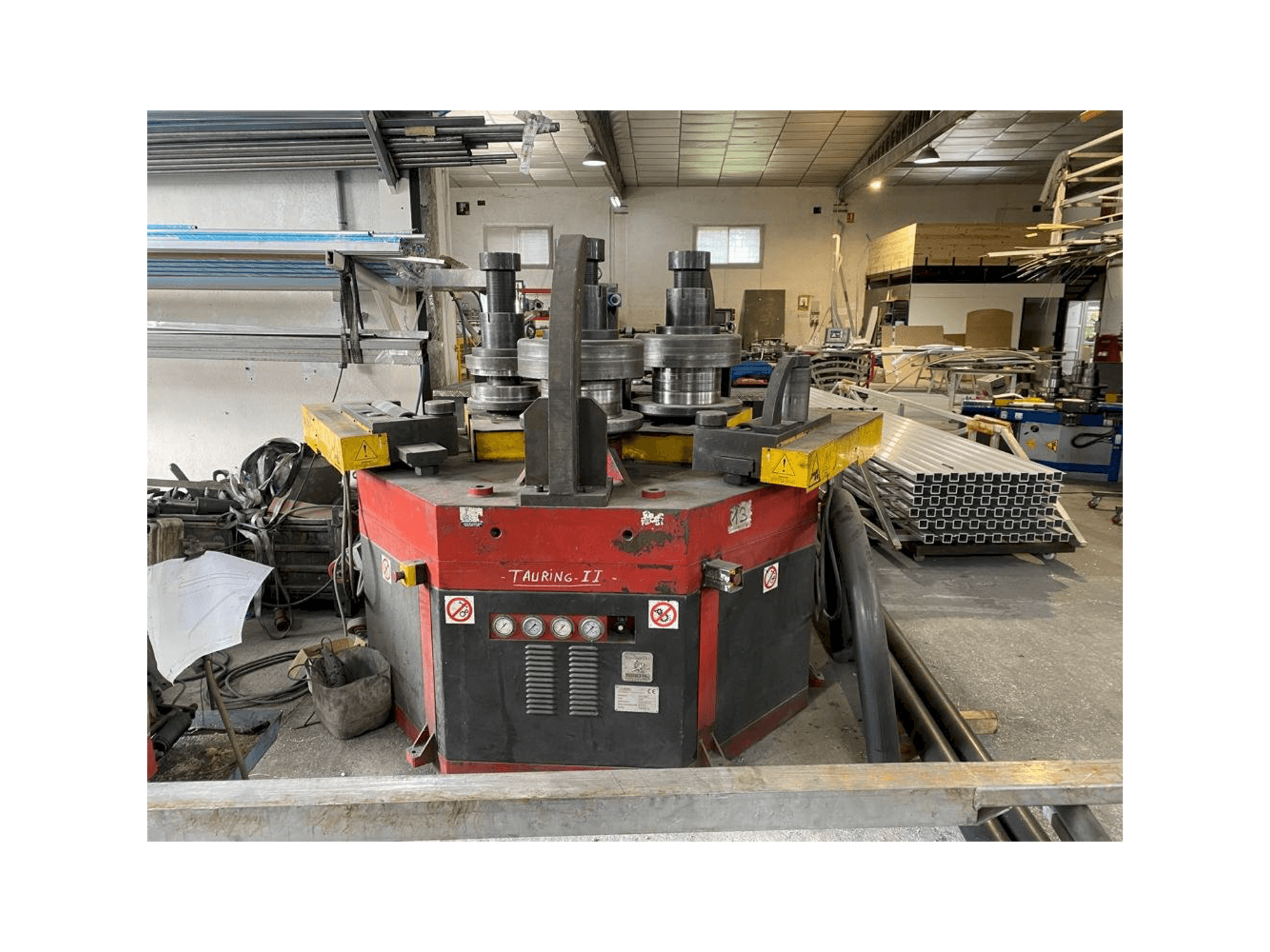 Koneen Tauring Alfa 200 etunäkymä