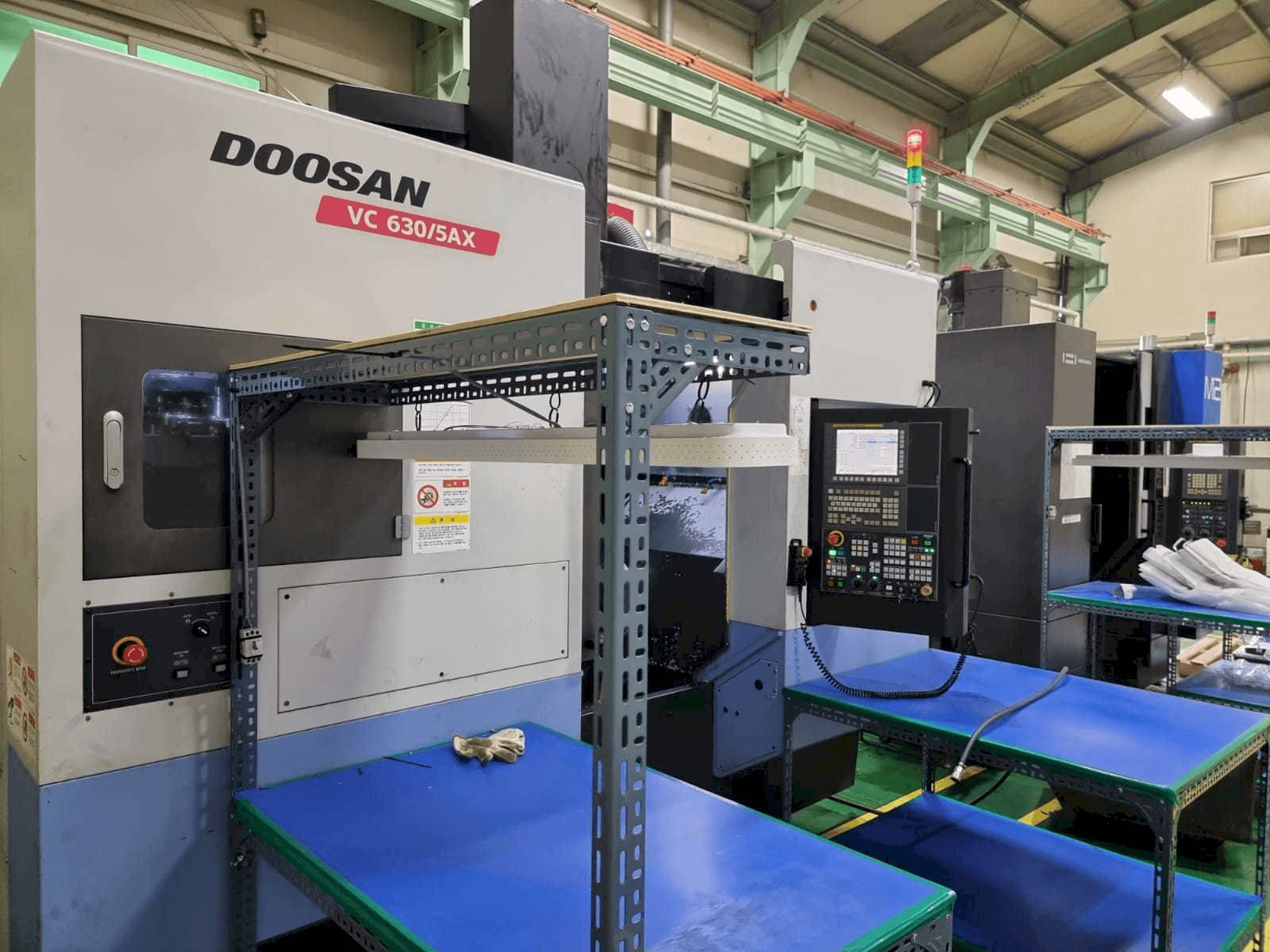 Koneen Doosan VC630/5AX etunäkymä