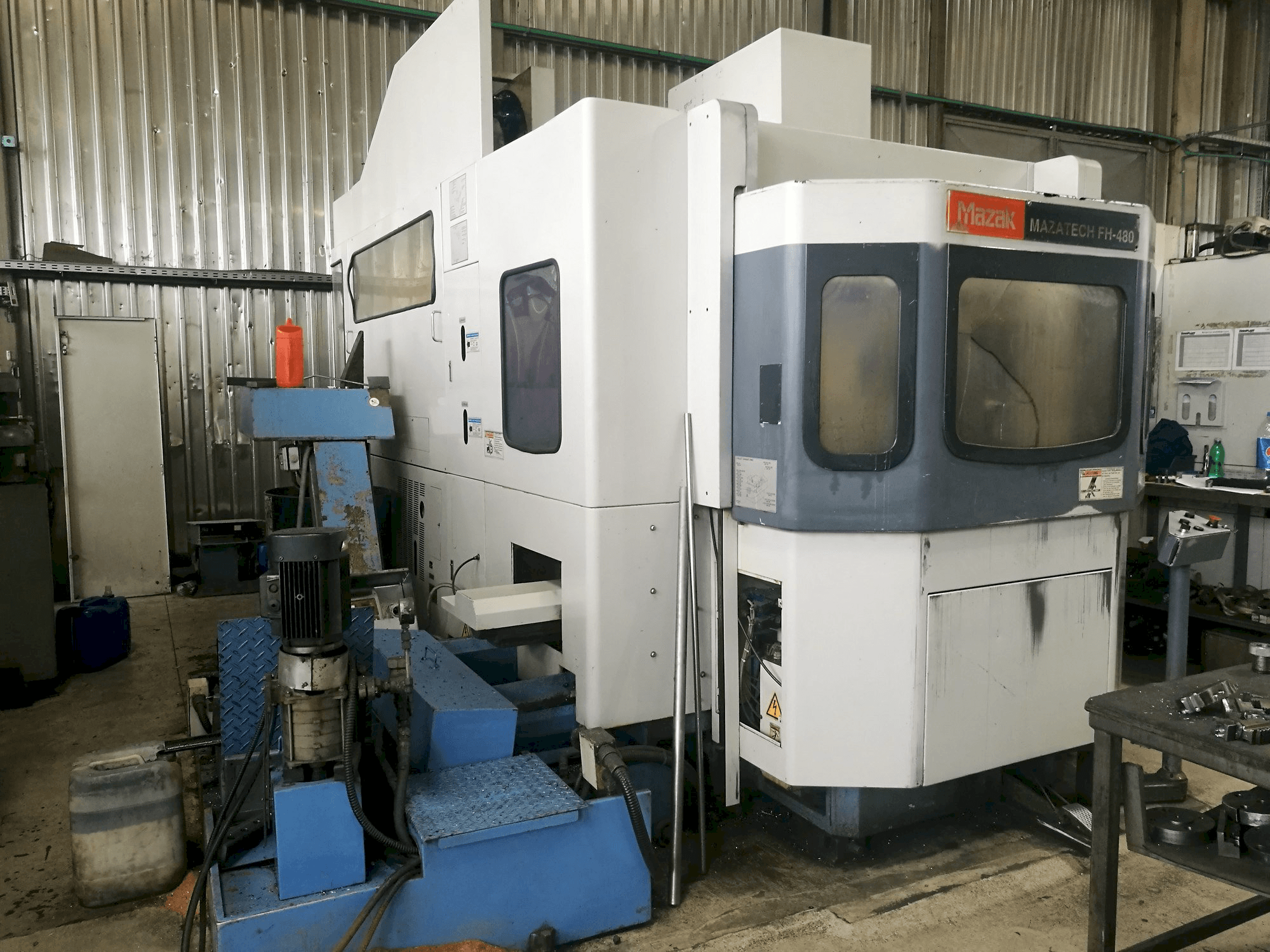 Koneen Mazak FH-480 vasemman sivun näkymä