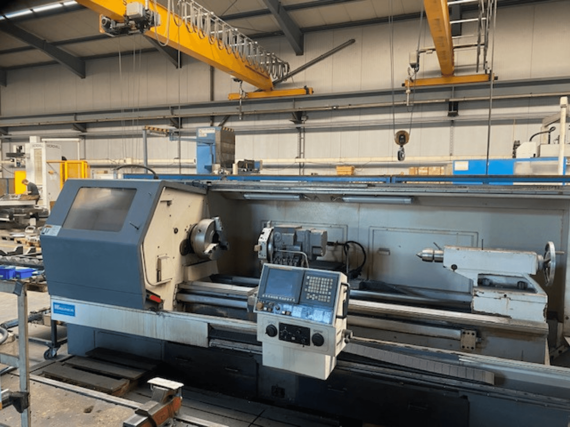 Wabeco-tarkkuussorvi, etukuva ja ohjauspaneeli, jossa näkyy karan ja työkalujen asetukset tehdasympäristössä.