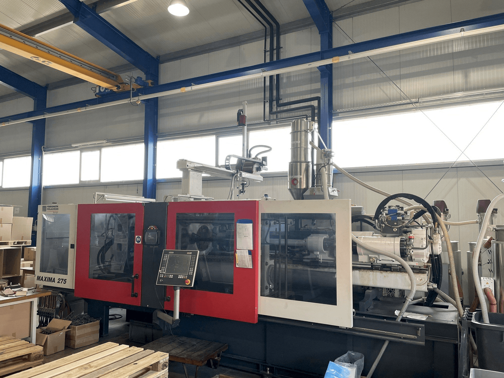 Koneen FERROMATIK MILACRON Maxima 275 etunäkymä