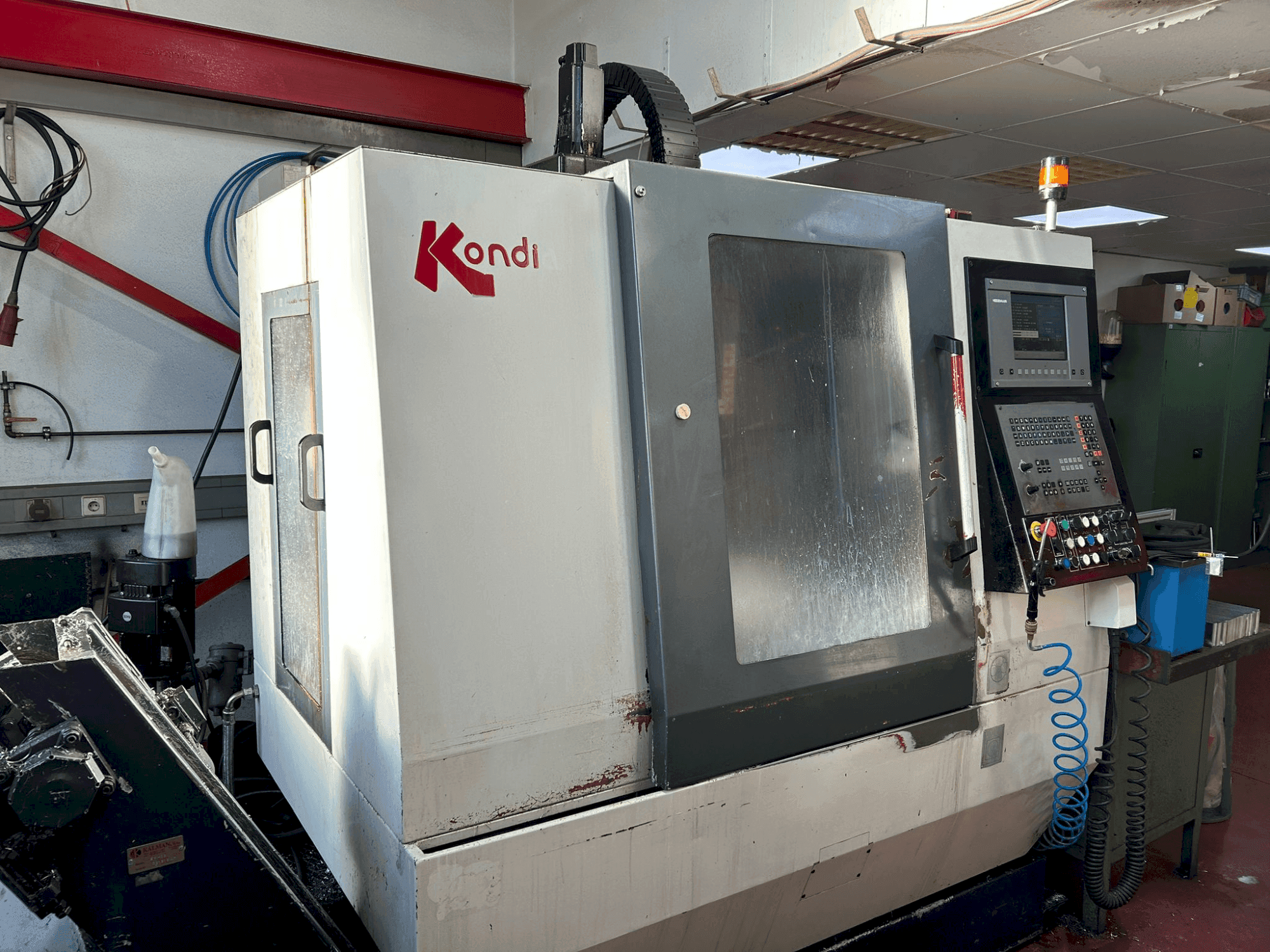 Koneen KONDIA B-640 etunäkymä