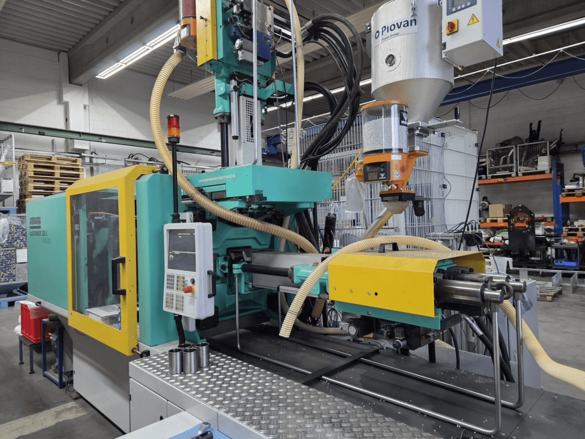 Hydraulinen ruiskuvalukone Arburg Allrounder 520 S 1600-290, etukuva, jossa ohjauspaneeli ja materiaalin syöttölaite näkyvissä.