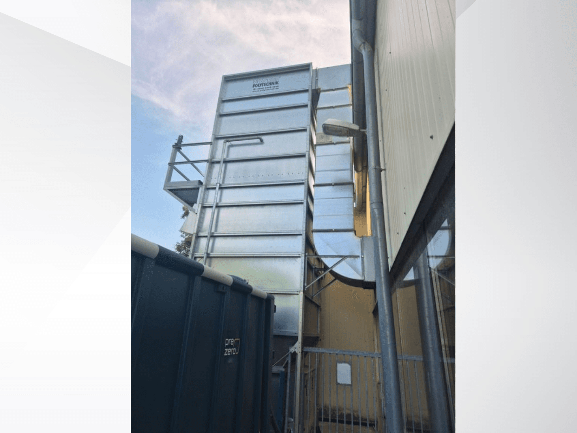 Polytechnick MultiStar JP5 BrikStar c-3 18 HOCKERilta, sivukuva, jossa näkyy metallirakenne ja kanavisto taivasta vasten.