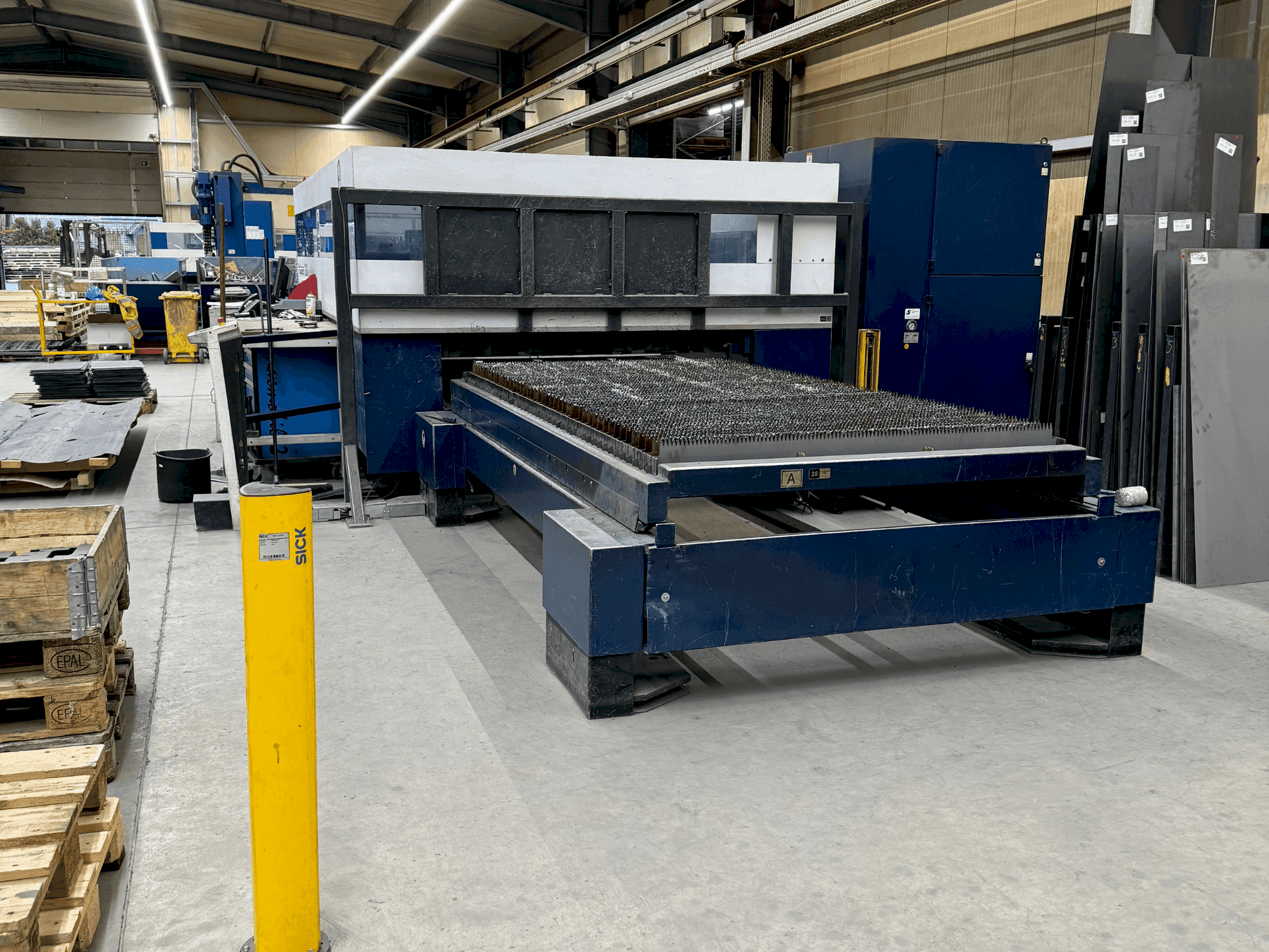 Koneen TRUMPF TruLaser 3030 4kW (L20) etunäkymä