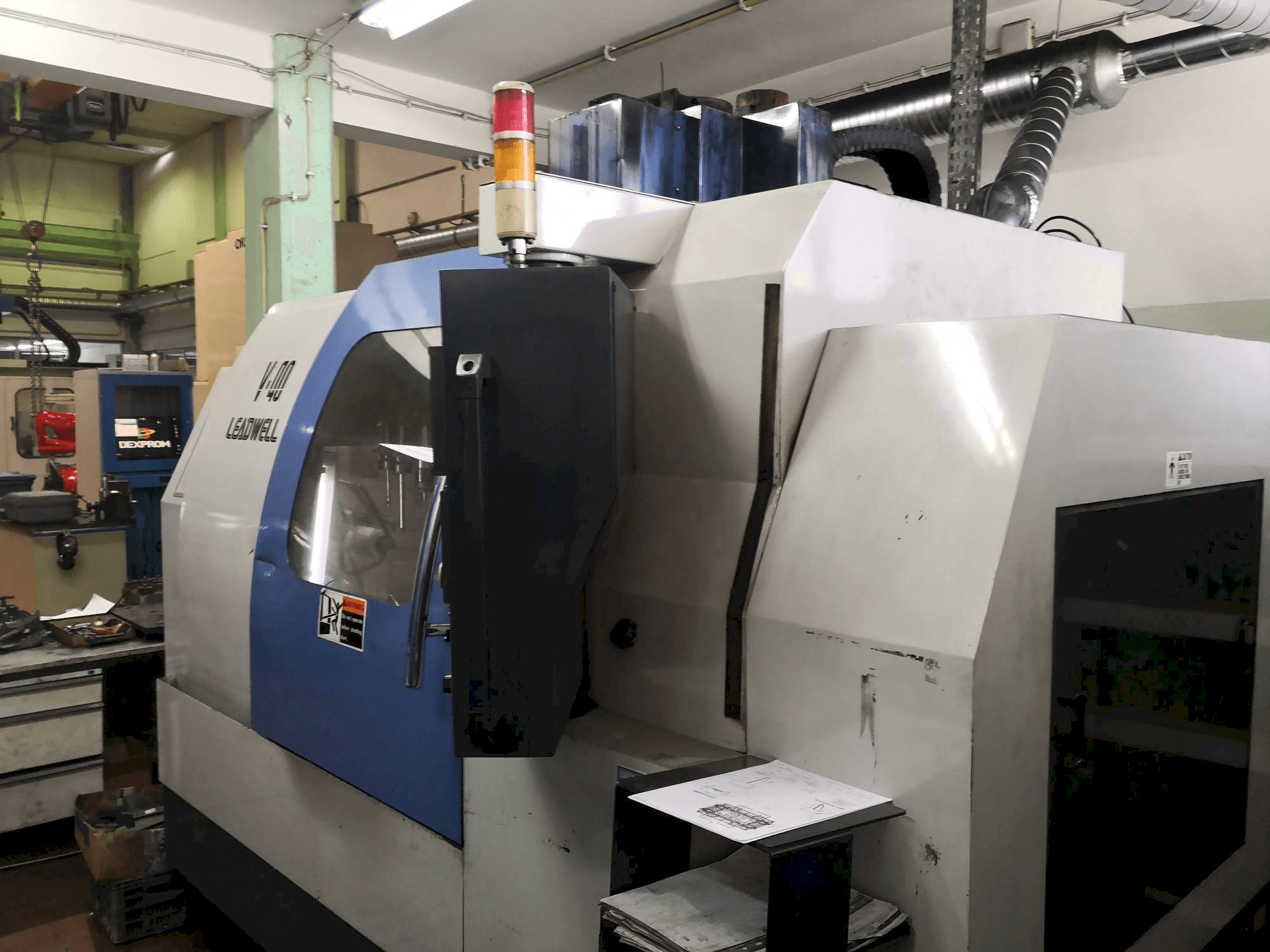 Koneen Leadwell V-40 etunäkymä