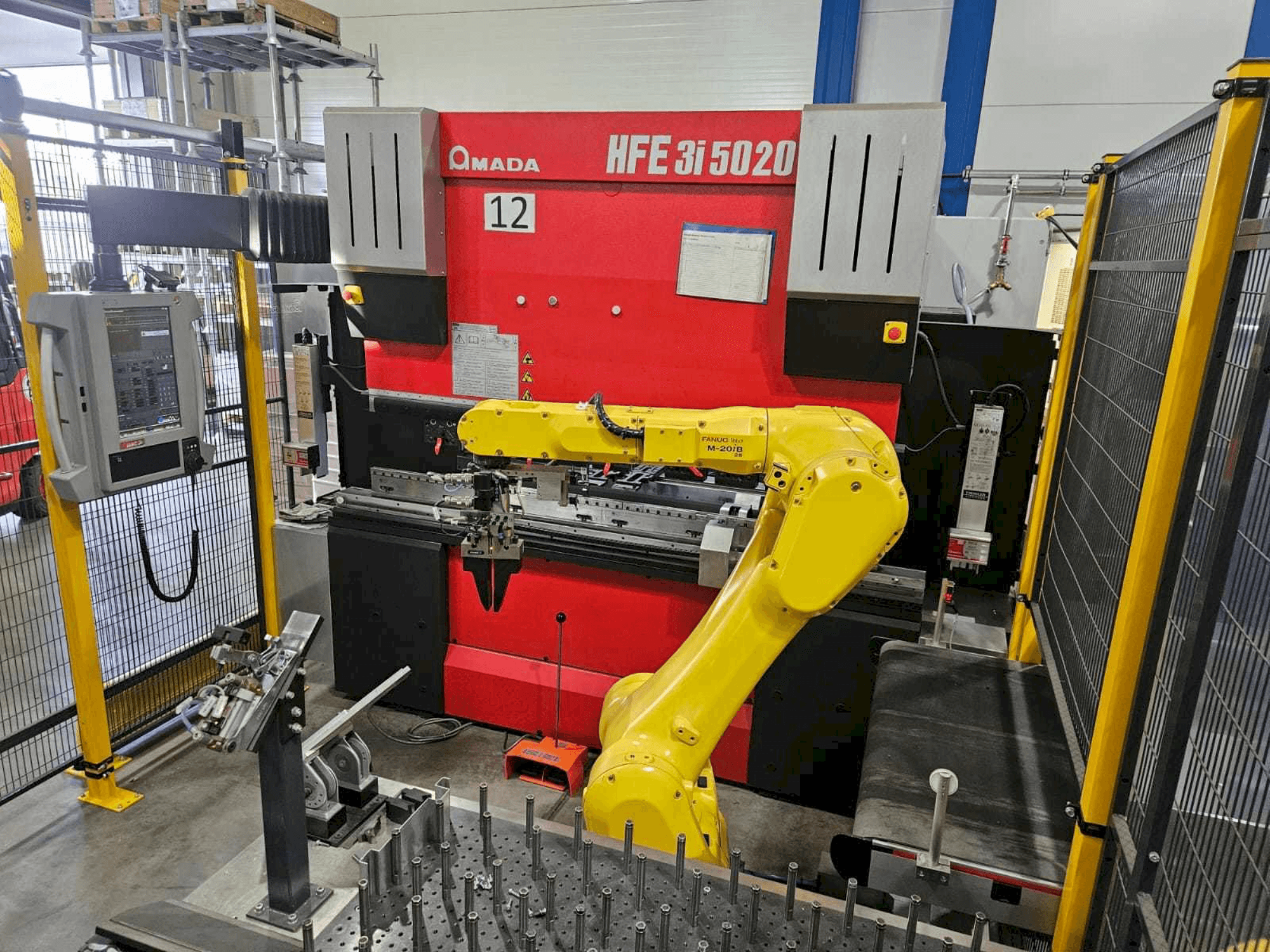 Koneen AMADA HFE5020 3i + Robot etunäkymä