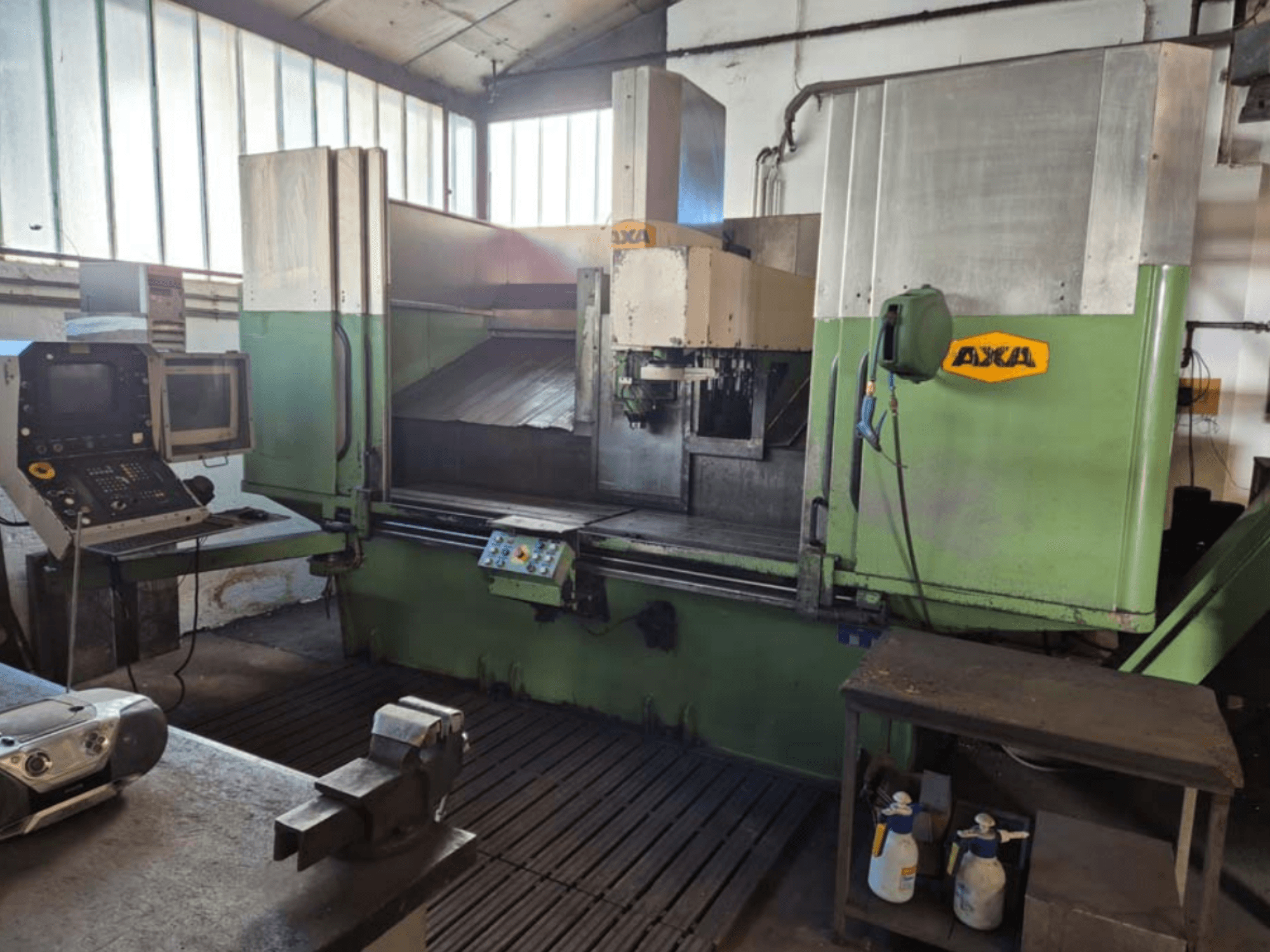 AXA VSC-2M -pystytyöstökeskus, etukuva, jossa on ohjauspaneeli ja työalue, jossa on leikkuutyökaluja ja puhdistustarvikkeita.