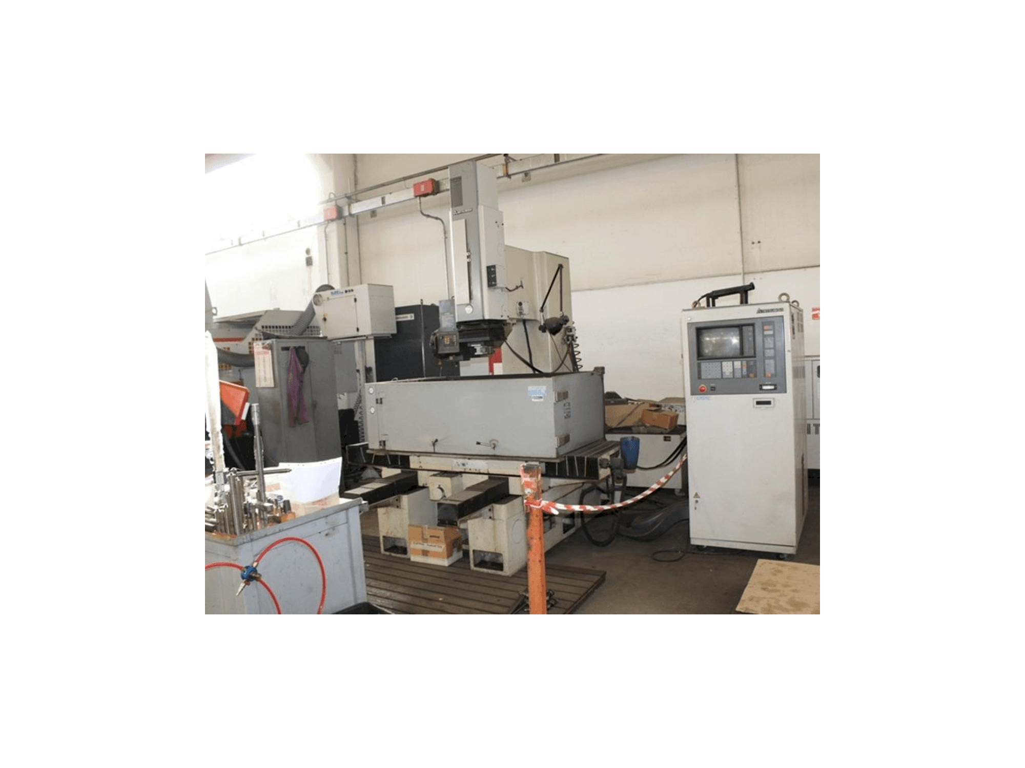 Koneen Mitsubishi M65J etunäkymä