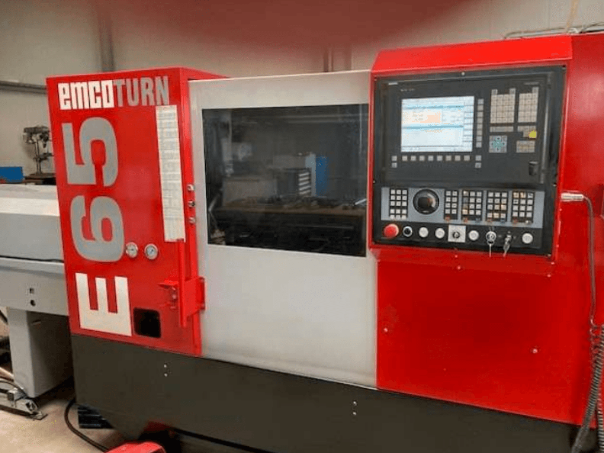 EMCO Turn E65 CNC-sorvi, etukuva, jossa näkyy ohjauspaneeli, suuri näyttö ja työalue lasin takana.