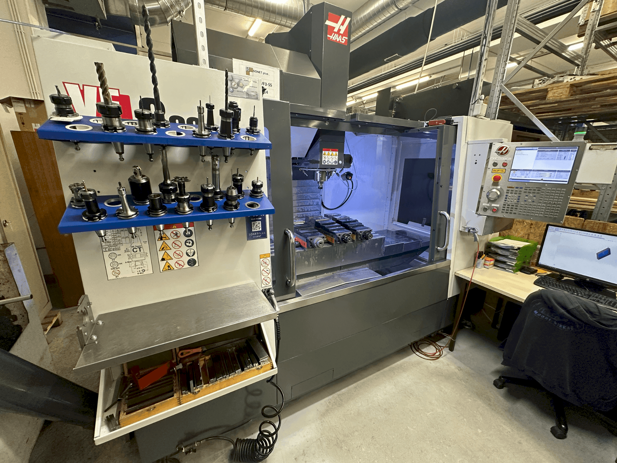 Koneen HAAS VF-3SS etunäkymä