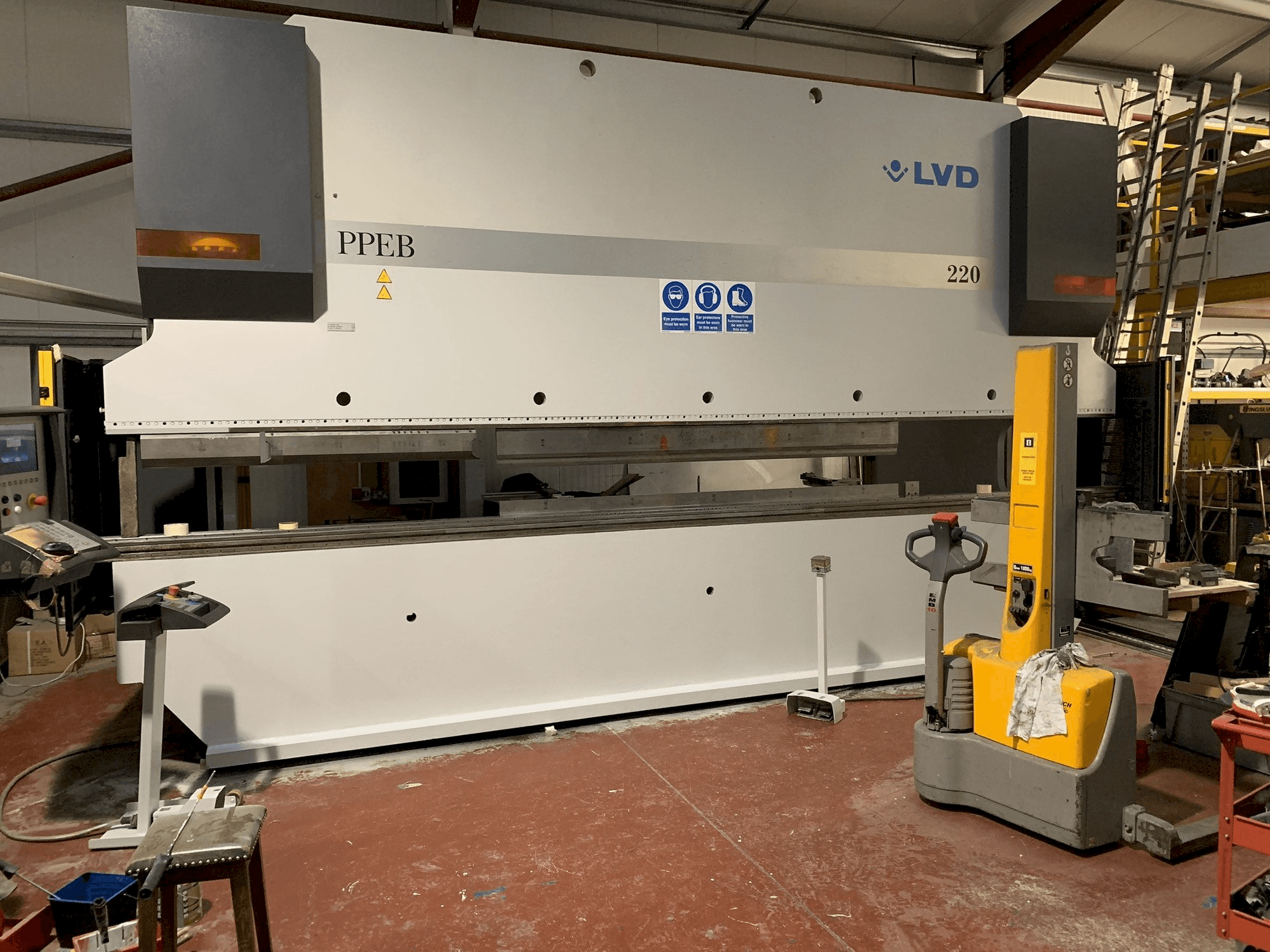 Koneen LVD PPEB 220/6100 etunäkymä