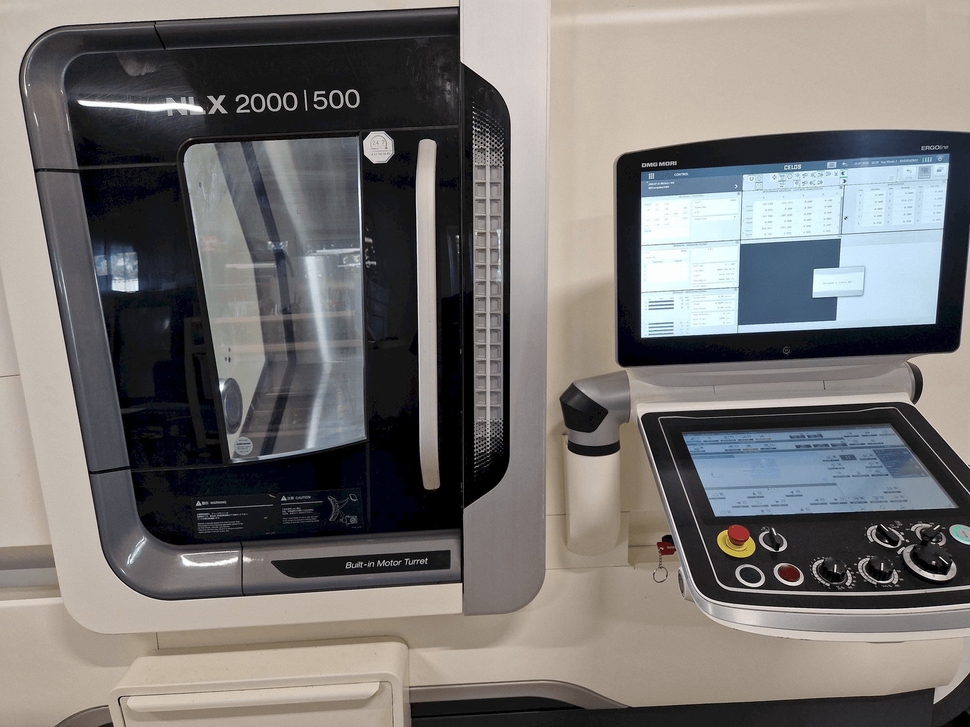 Koneen DMG NLX2000SY-500 etunäkymä