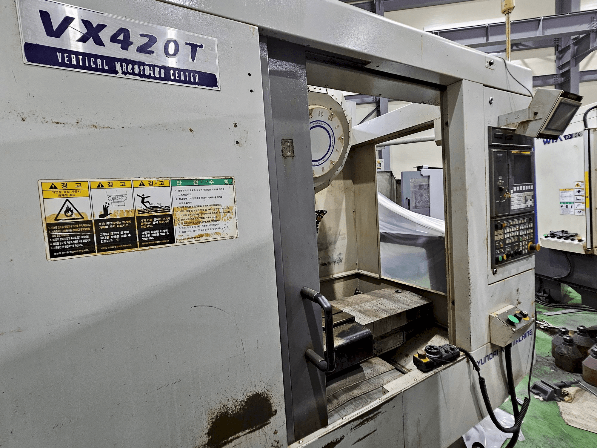 Koneen Hyundai Wia VX420T etunäkymä